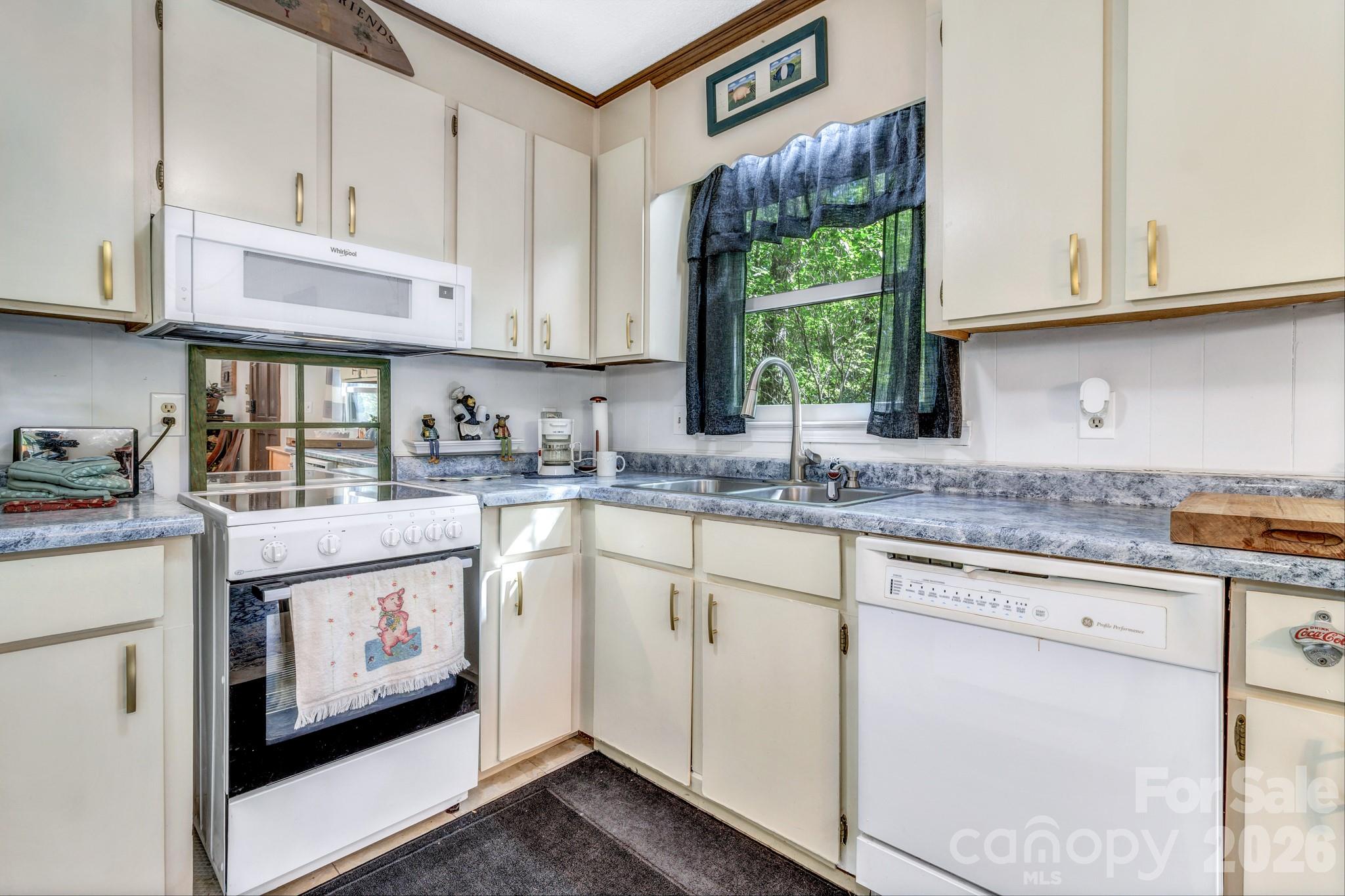 571 Tsisqua Circle — Brevard