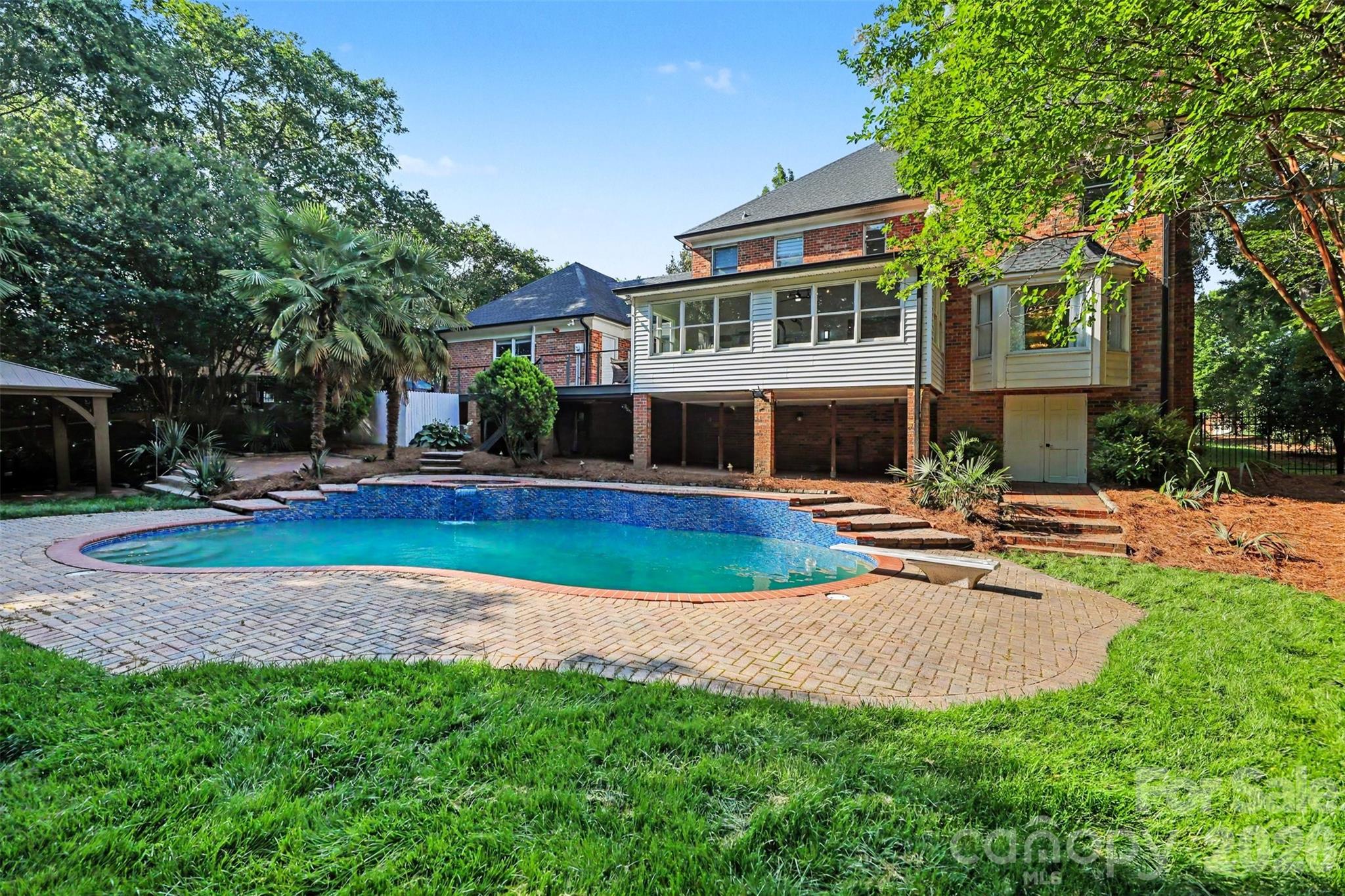 2814 winding oak Drive — Charlotte