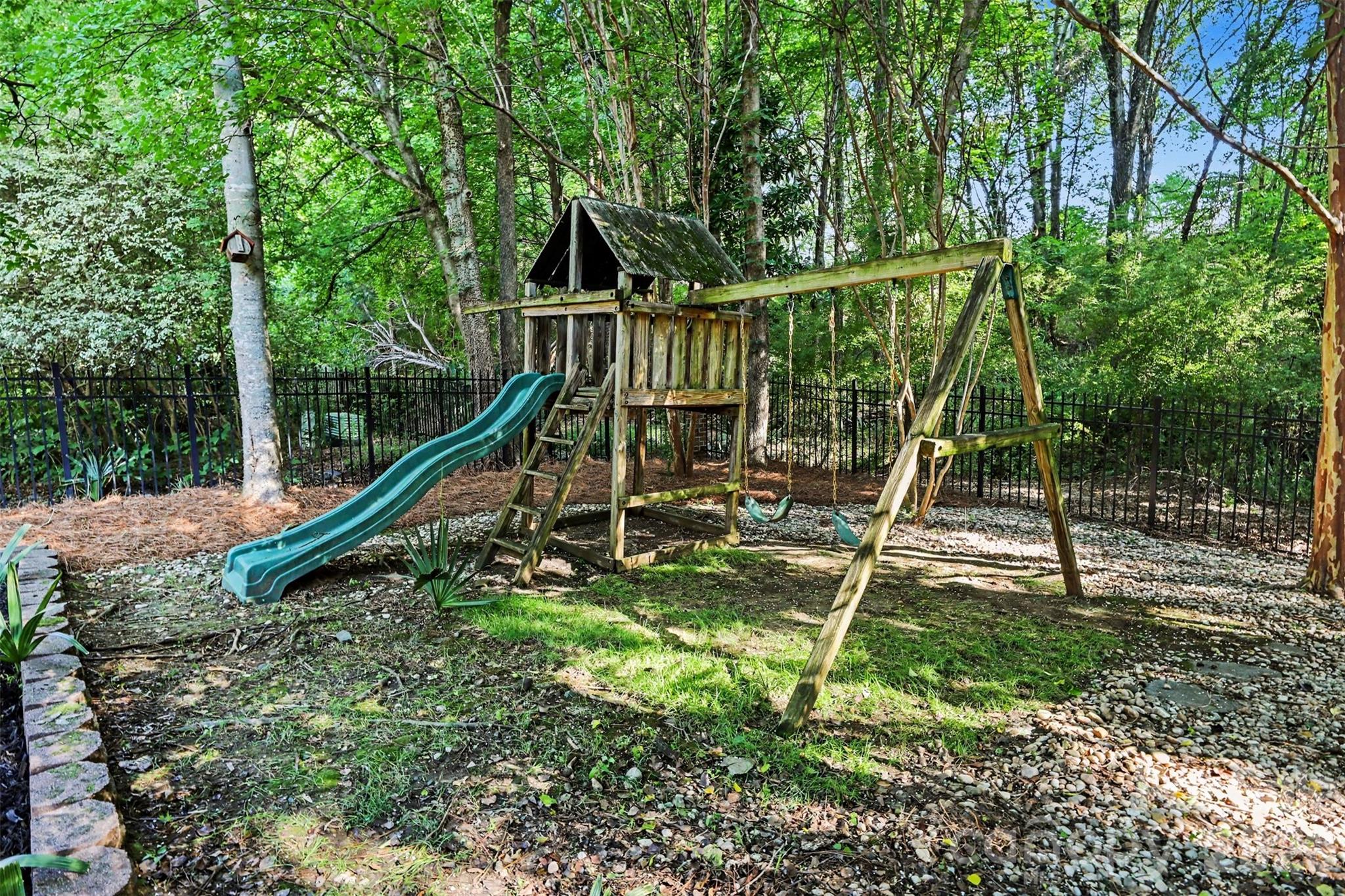 2814 winding oak Drive — Charlotte