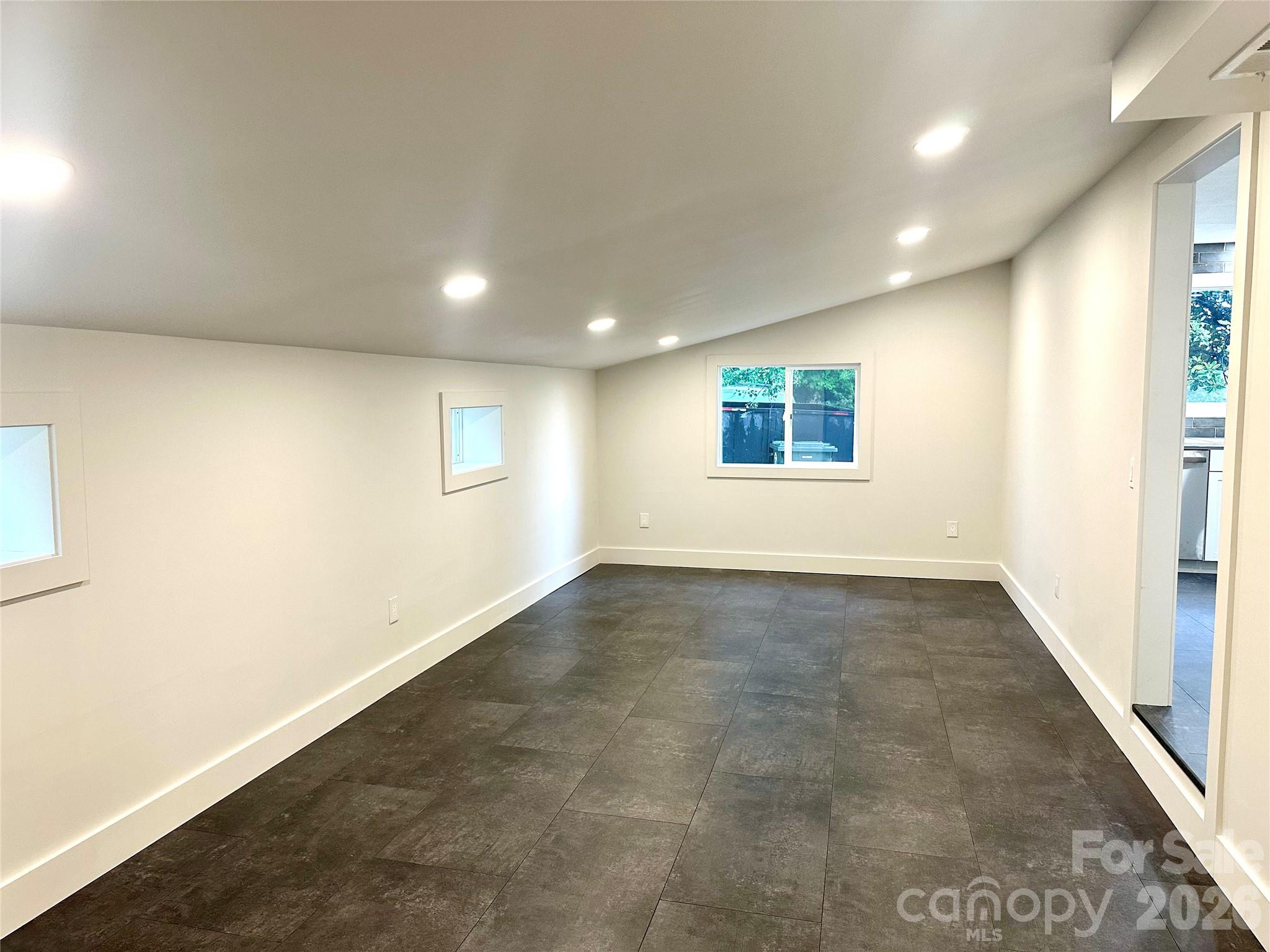 908 E 1st Street — Newton