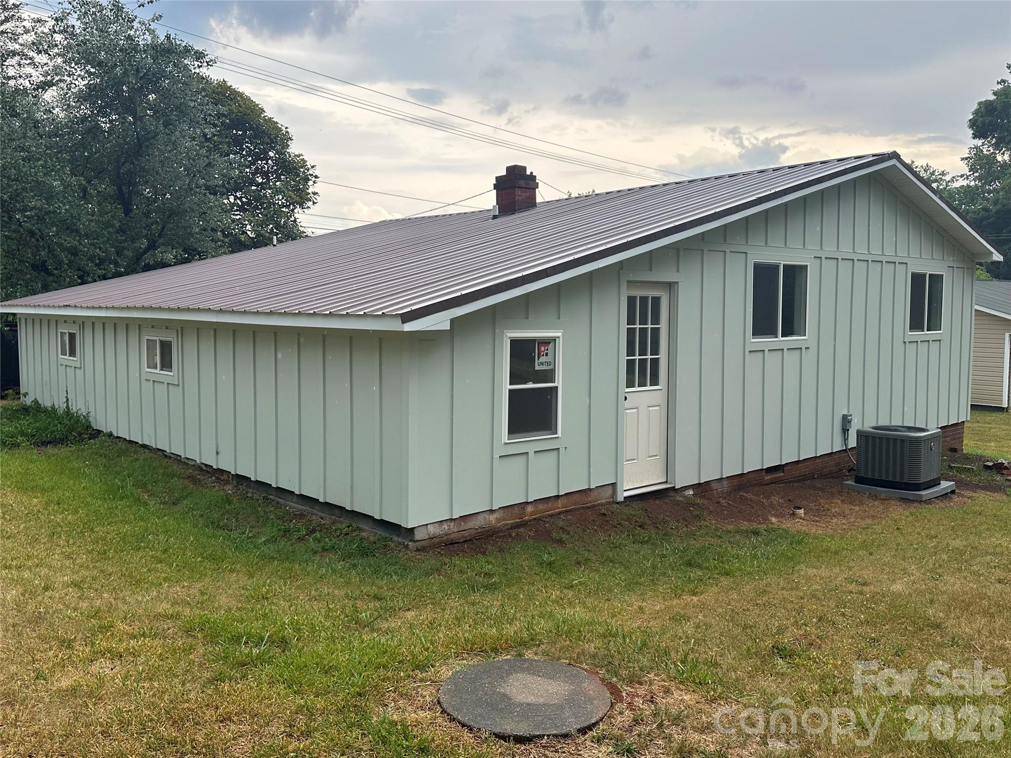 908 E 1st Street — Newton