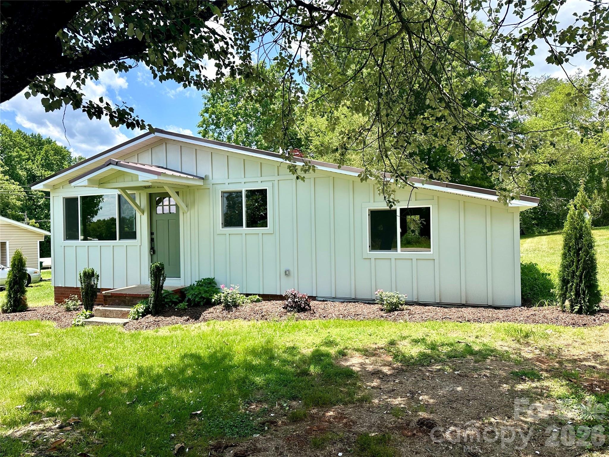 908 E 1st Street — Newton