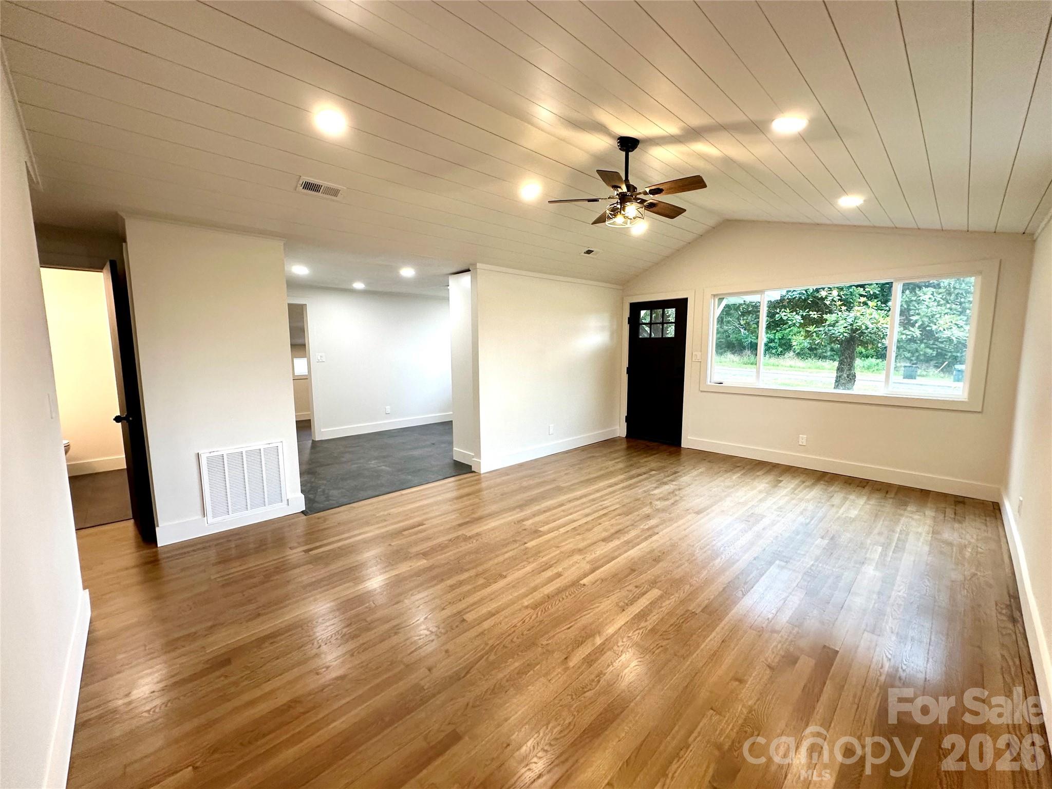 908 E 1st Street — Newton