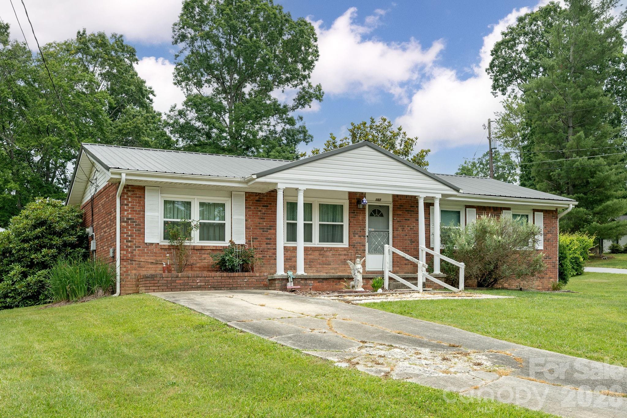 107 MAYWOOD Road — Hendersonville