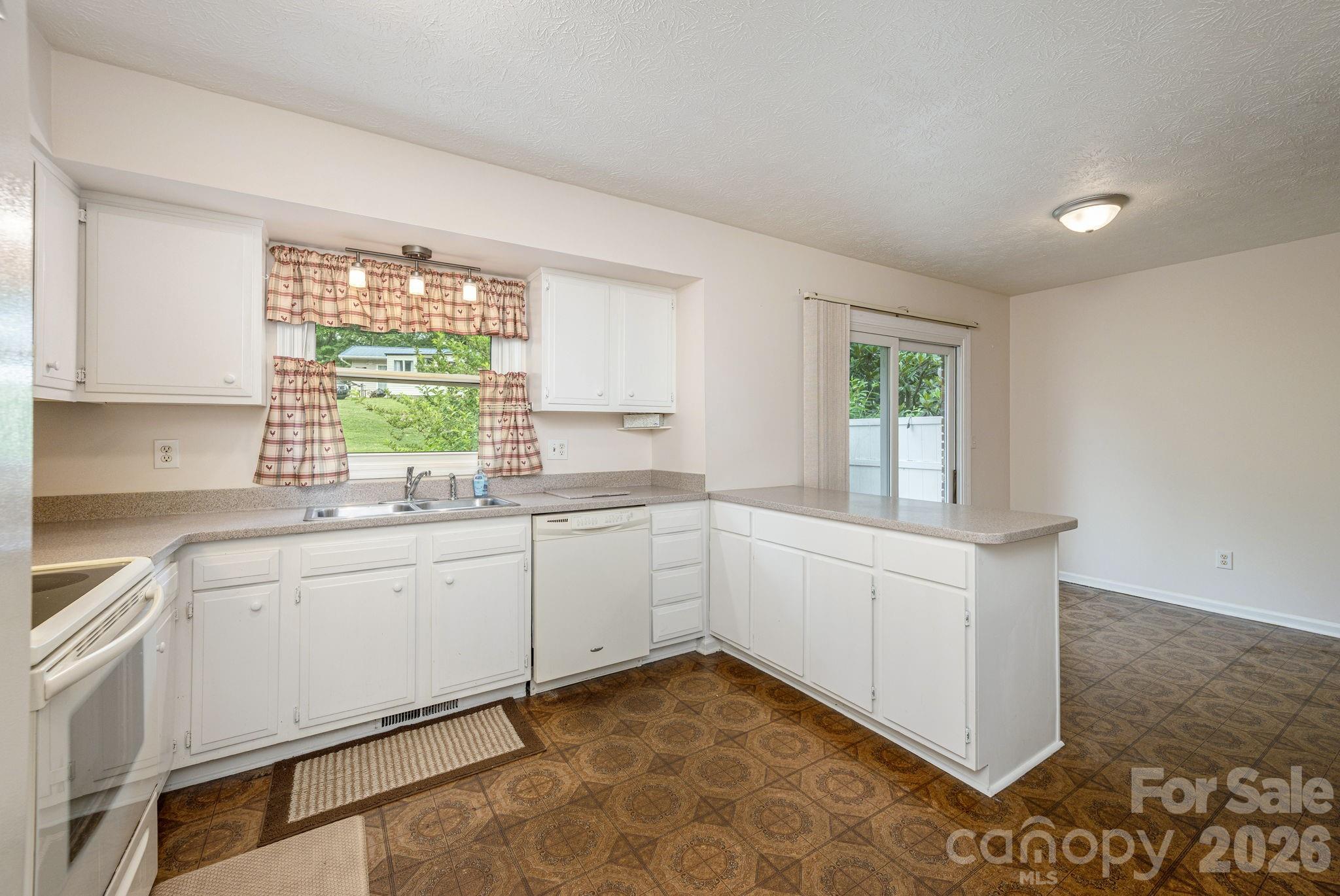 107 MAYWOOD Road — Hendersonville