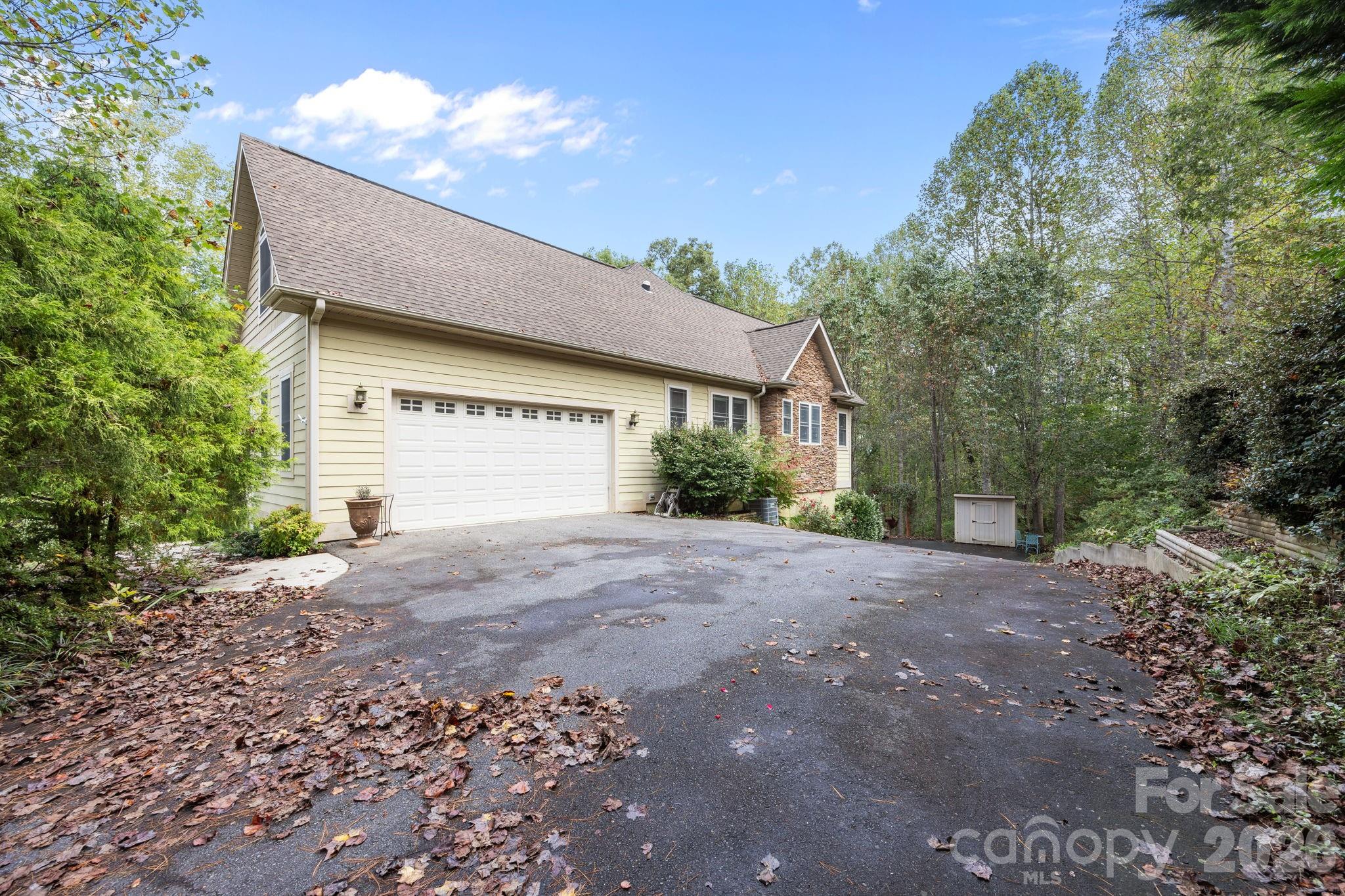 40 Mountain Shadows Drive — Leicester