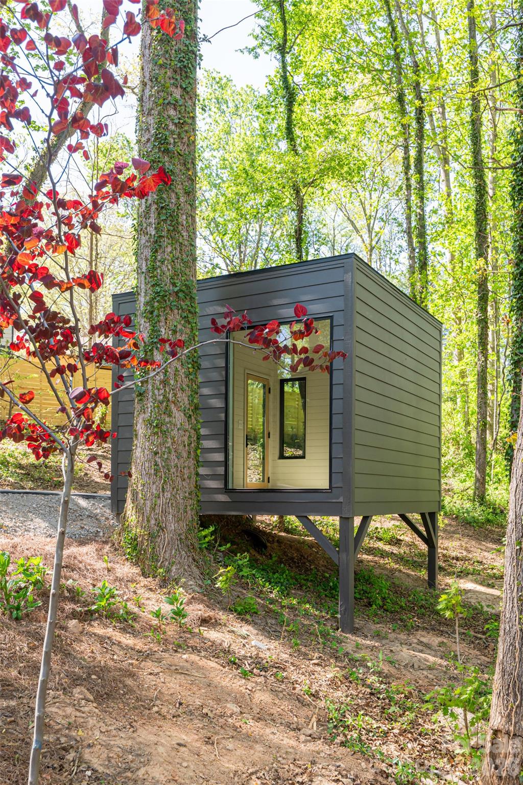 137 English Drive — Candler