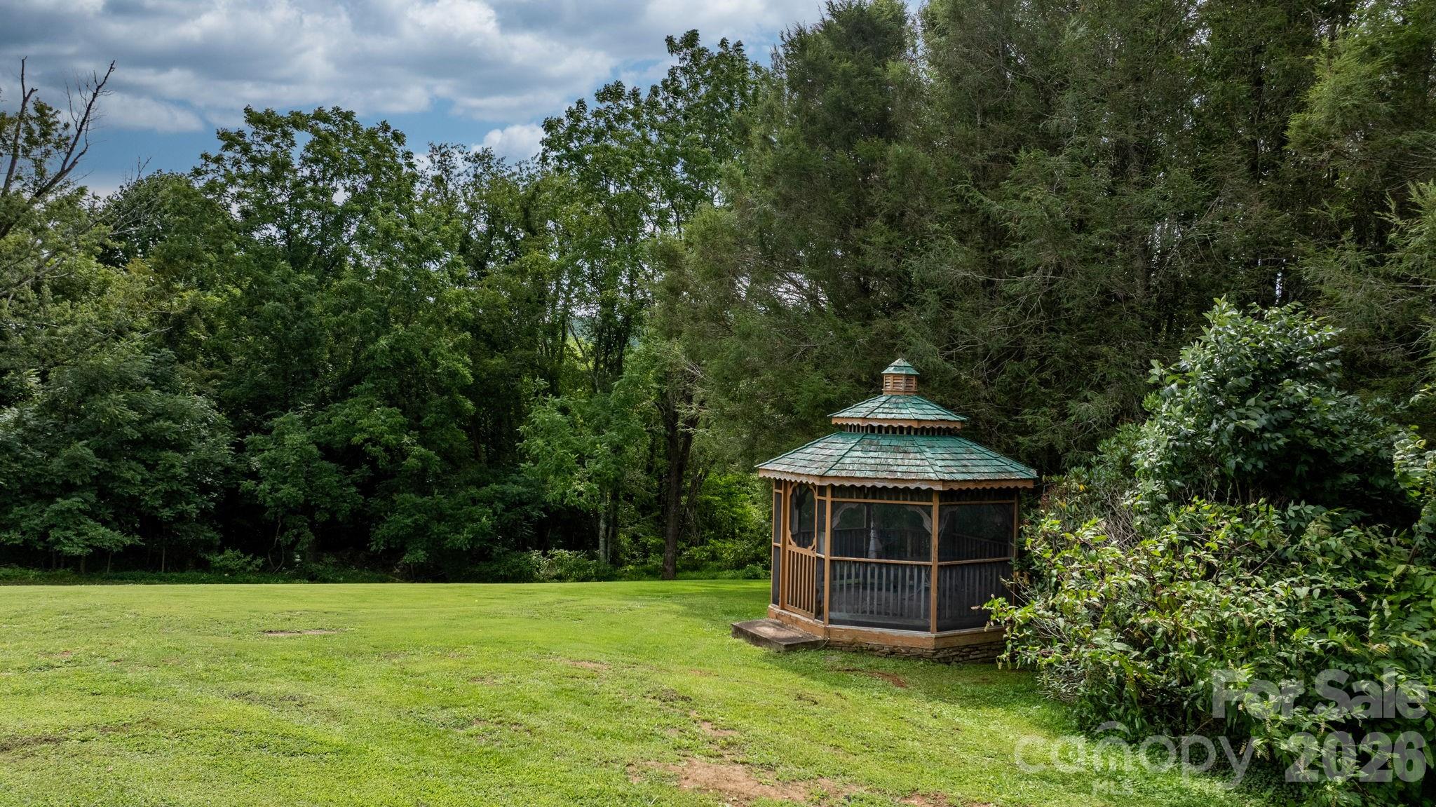 35 Glendale Drive — Spruce Pine