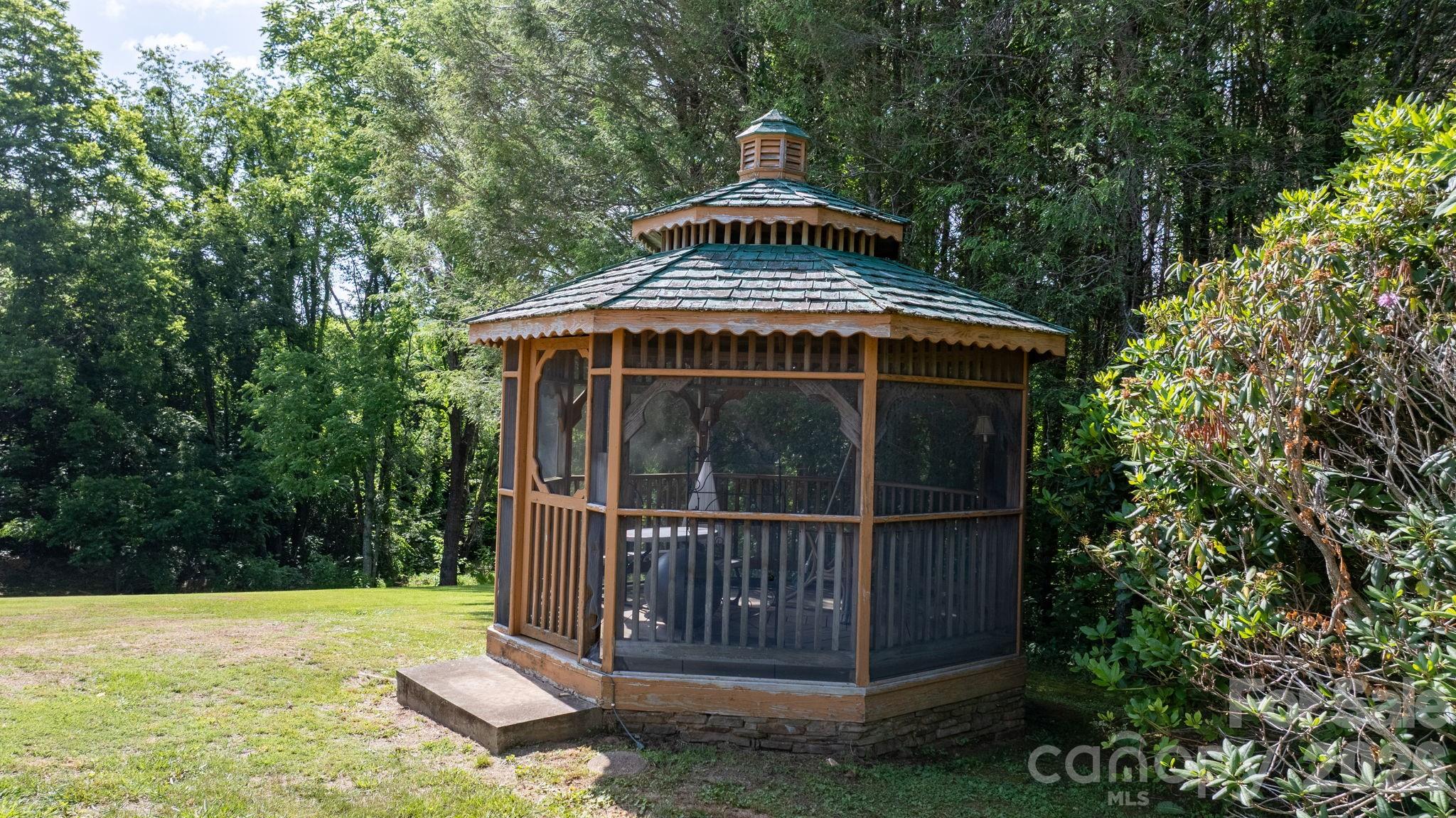 35 Glendale Drive — Spruce Pine