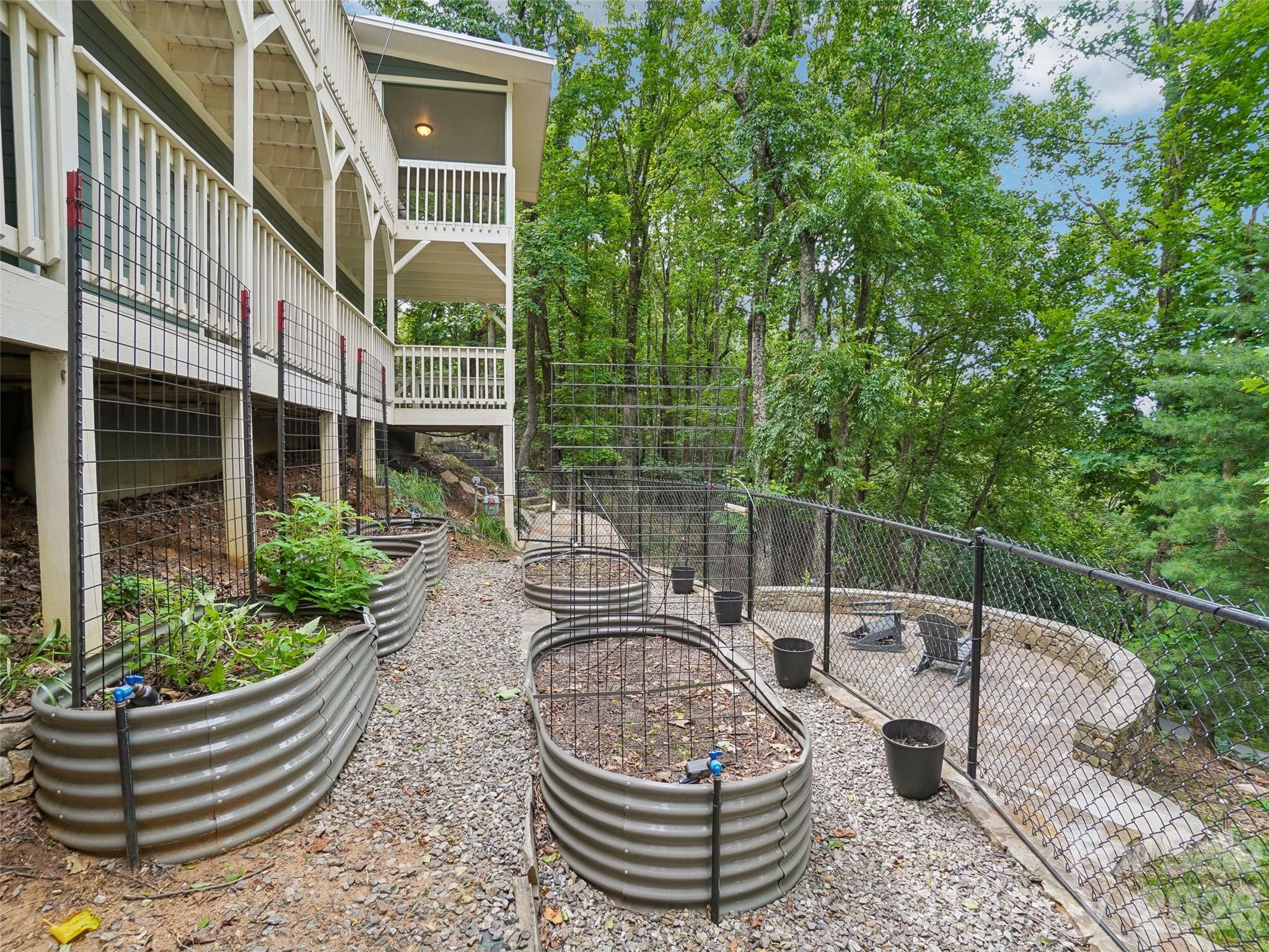 10 Chestnut Top Circle — Mills River