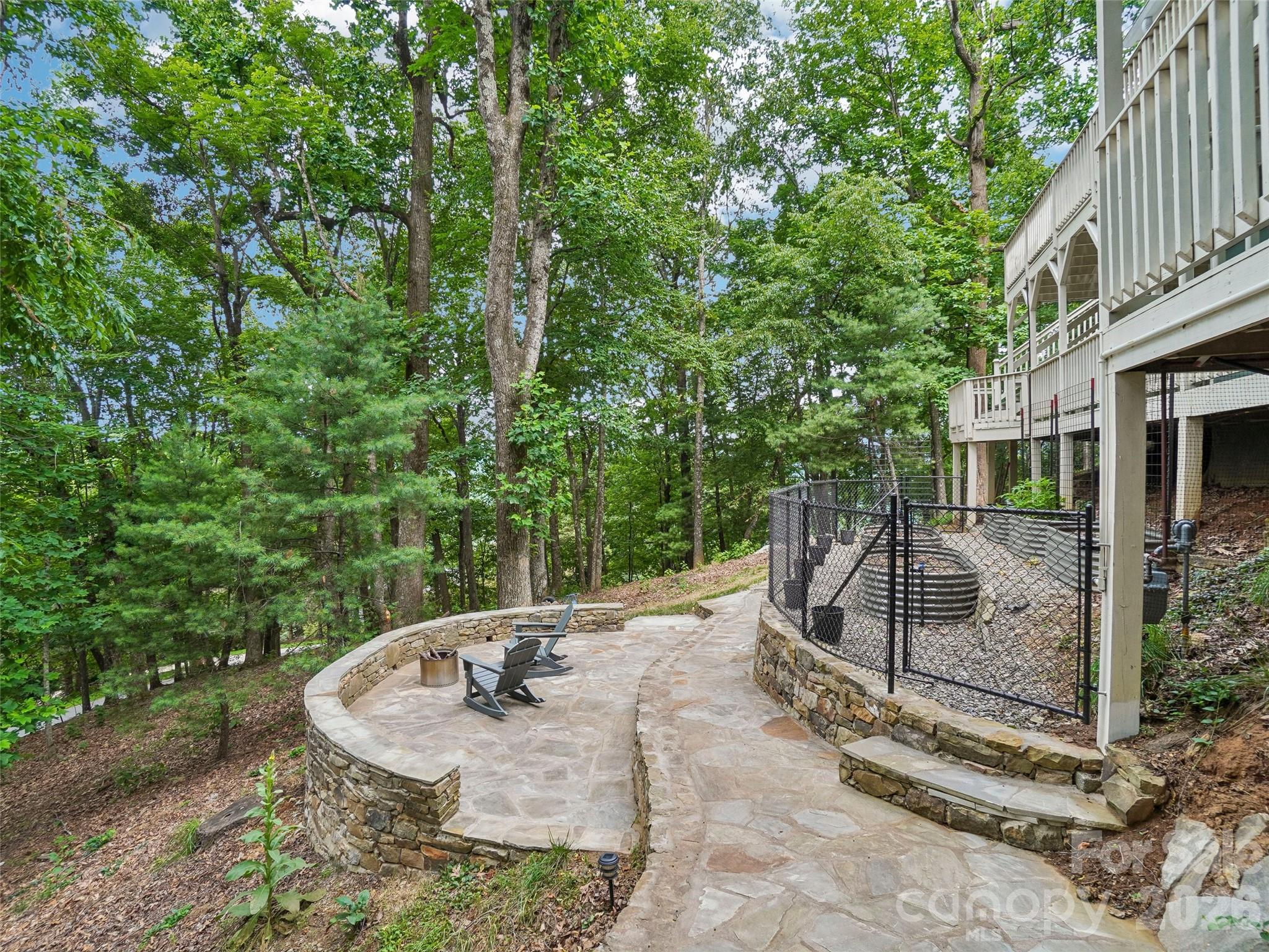 10 Chestnut Top Circle — Mills River