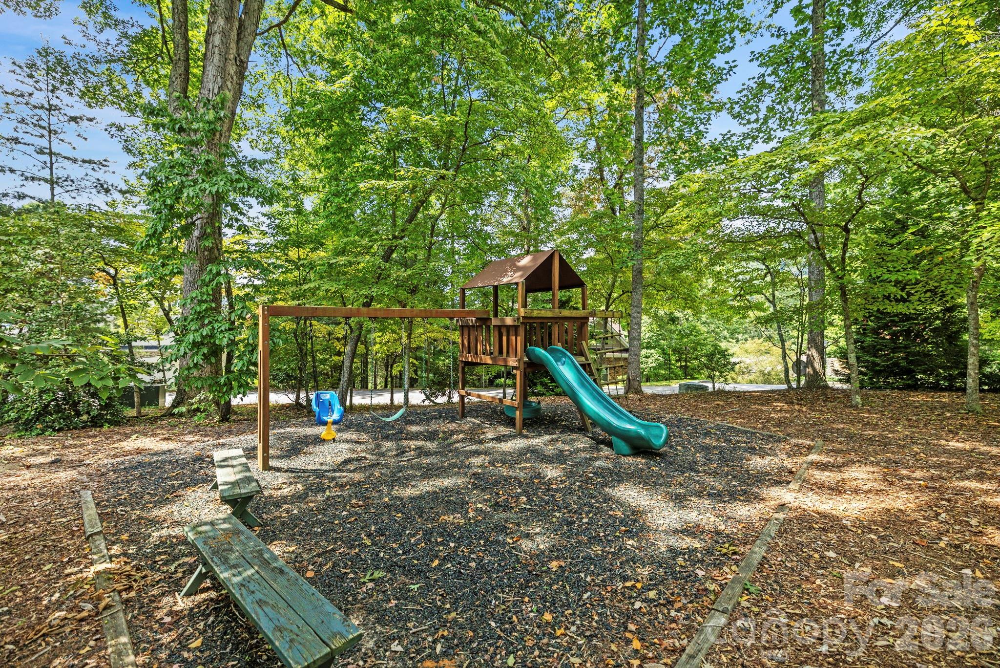 10 Chestnut Top Circle — Mills River