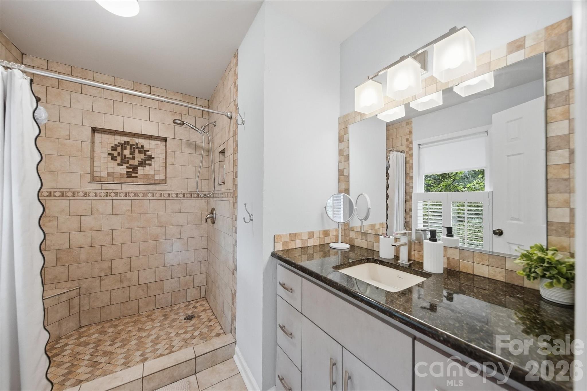 6089 Northlake Drive — Hickory