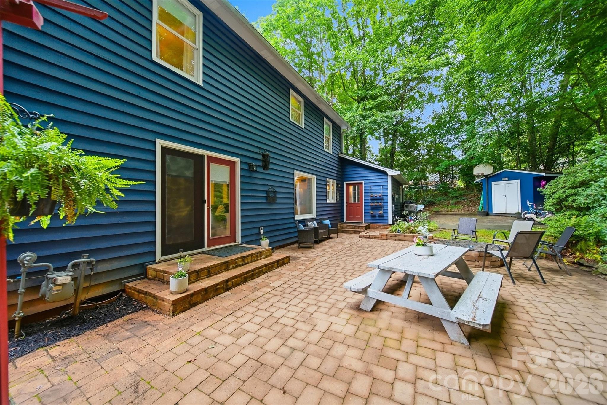 6089 Northlake Drive — Hickory