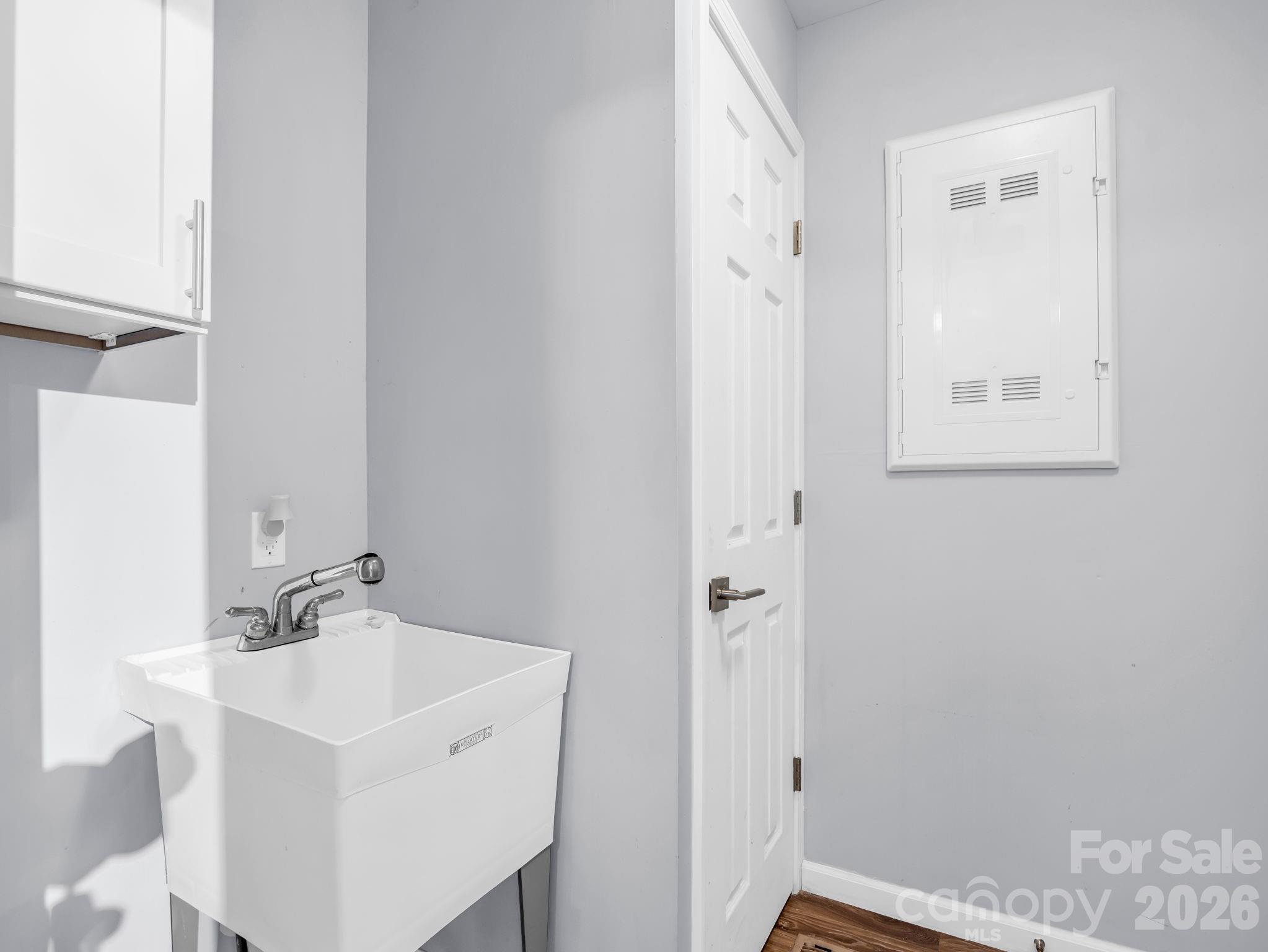1758 Chase High Road — Forest City