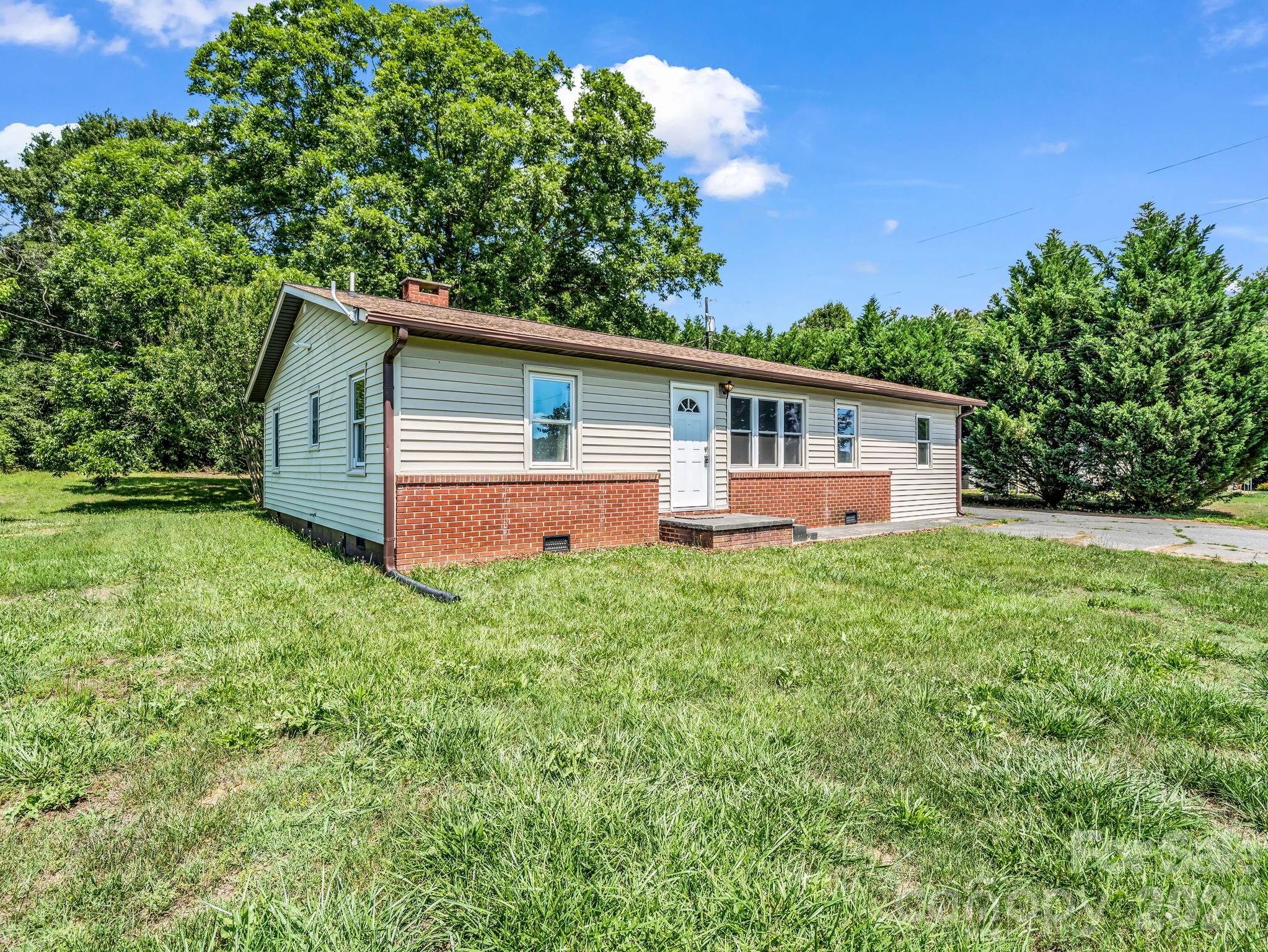 1758 Chase High Road — Forest City