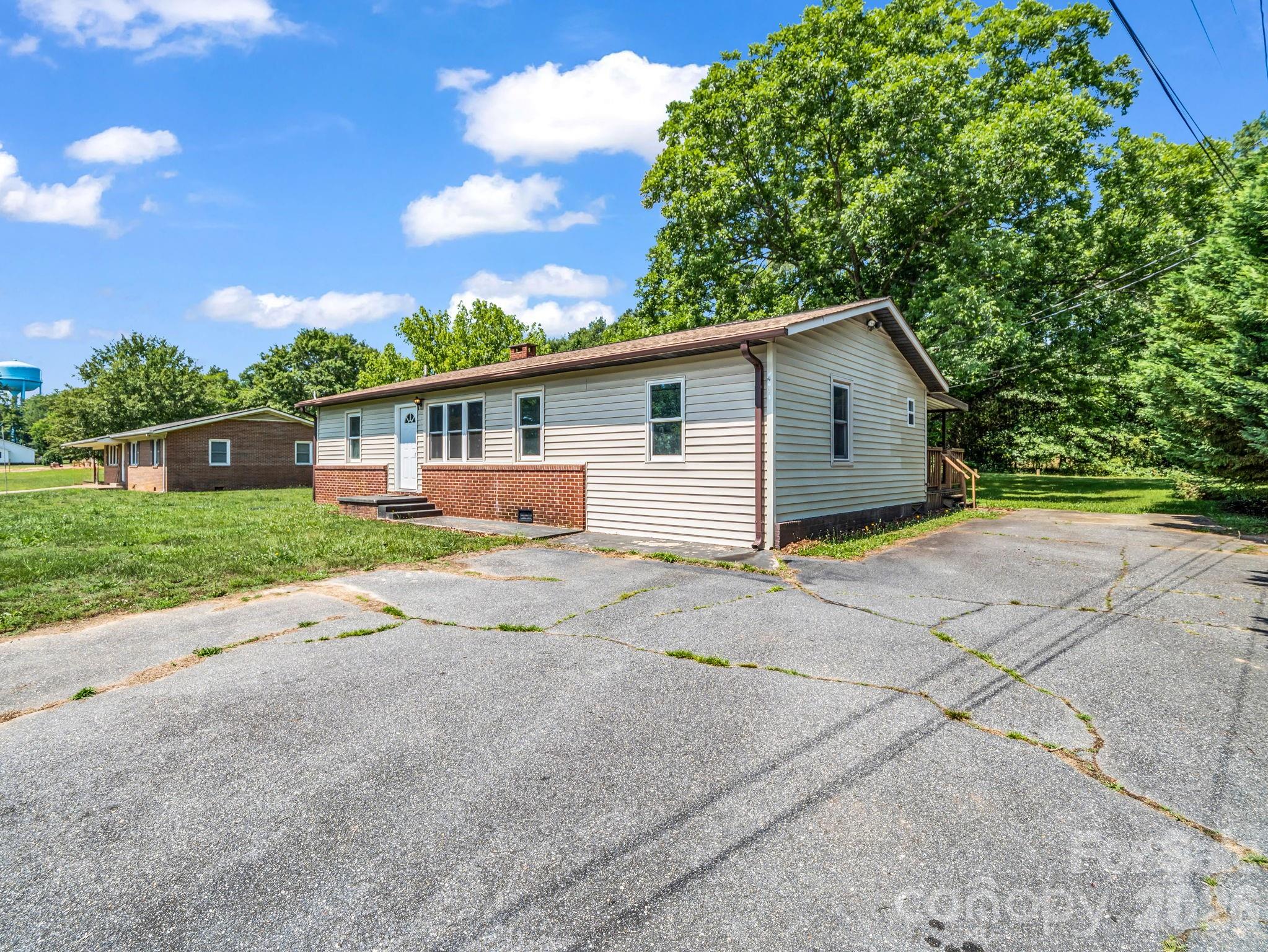 1758 Chase High Road — Forest City