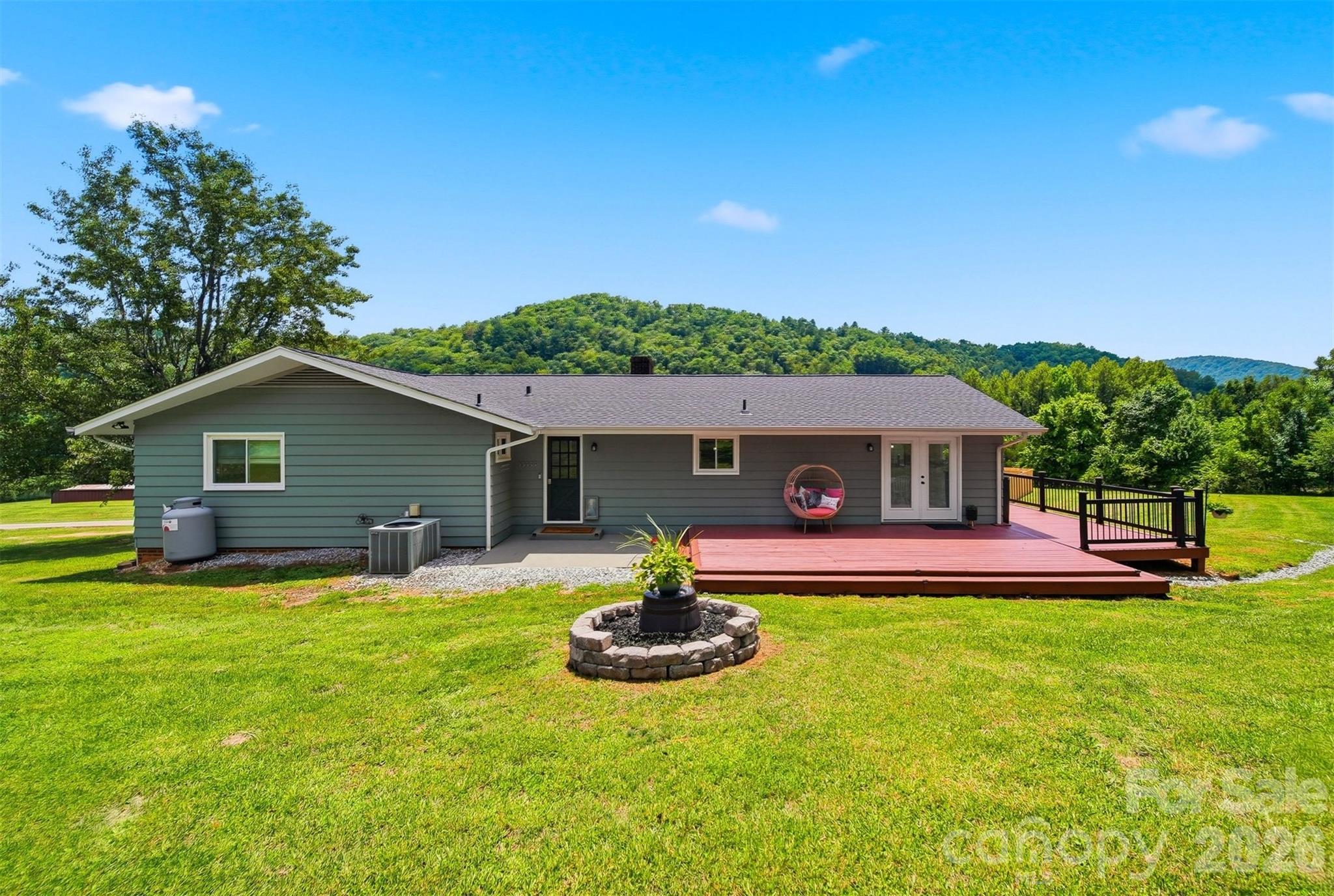 2411 Robertson Lane — Lenoir