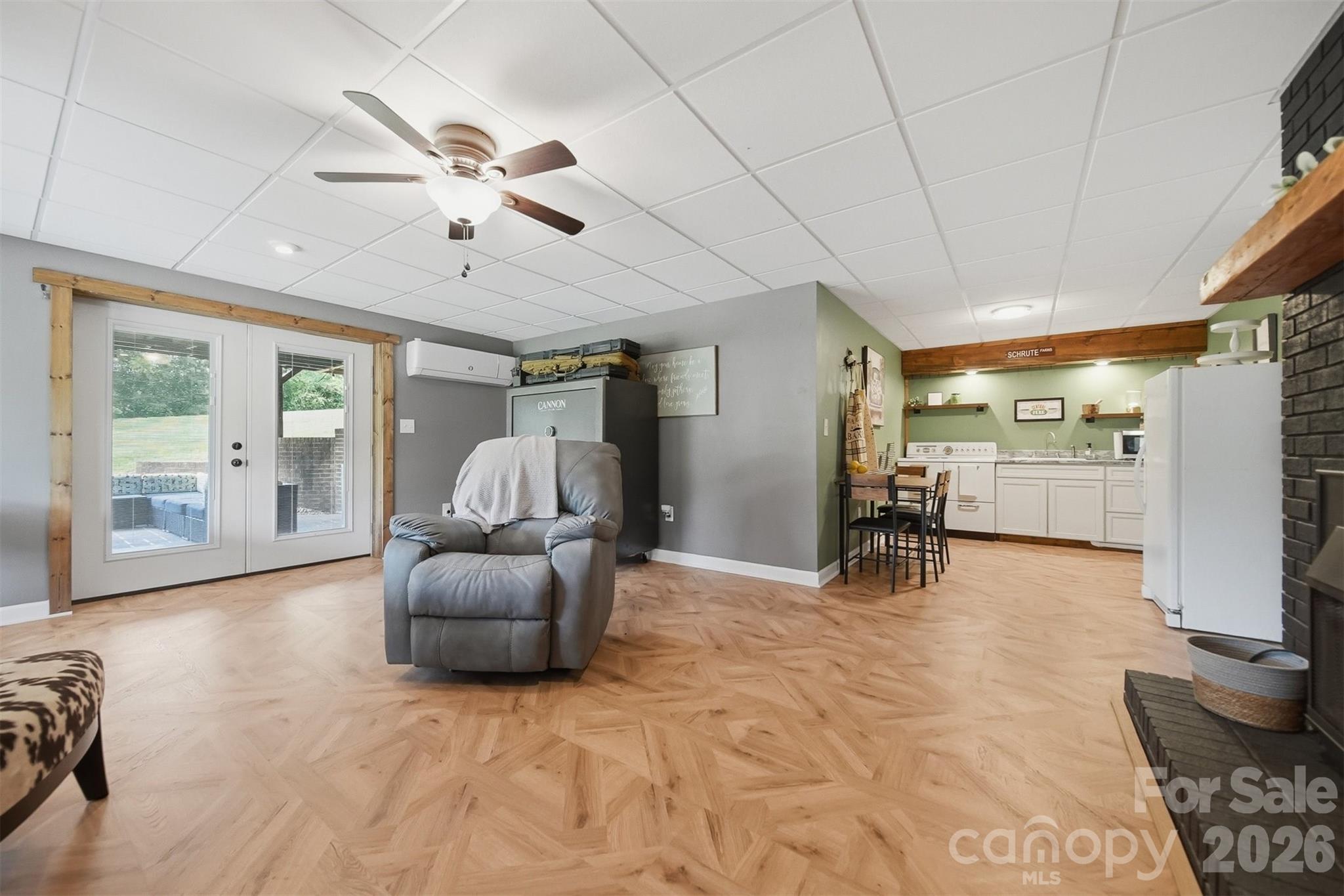 2411 Robertson Lane — Lenoir
