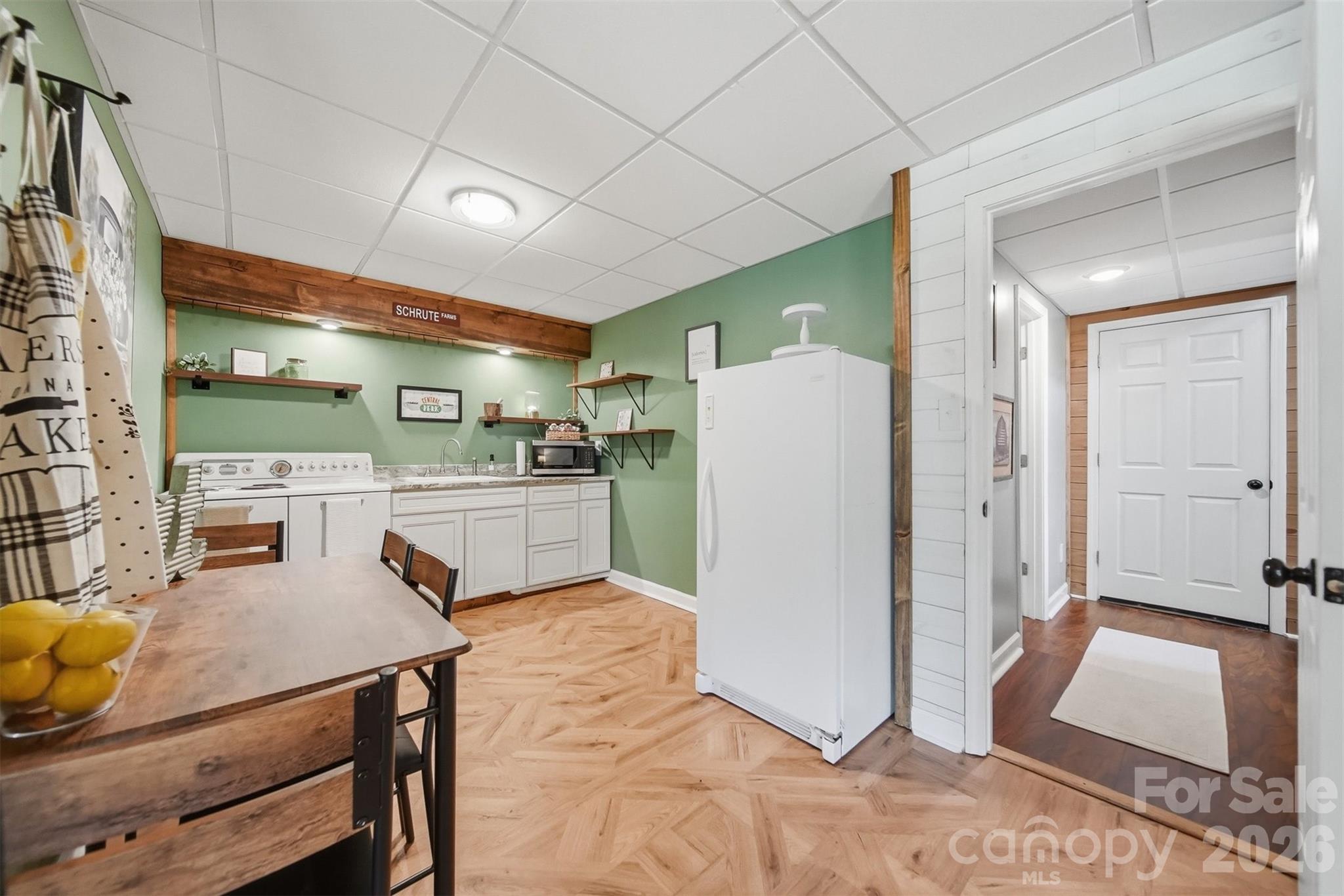 2411 Robertson Lane — Lenoir