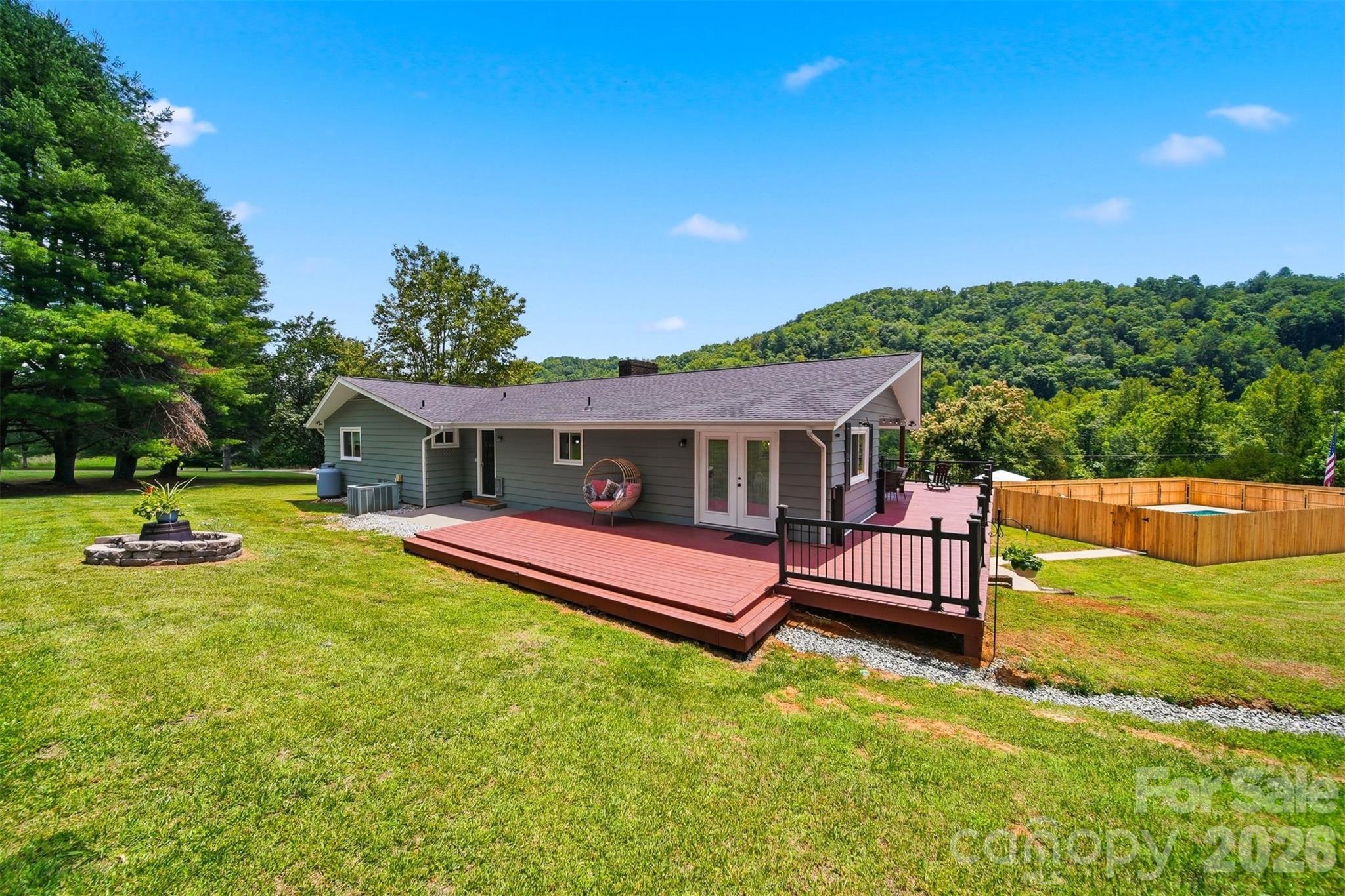 2411 Robertson Lane — Lenoir