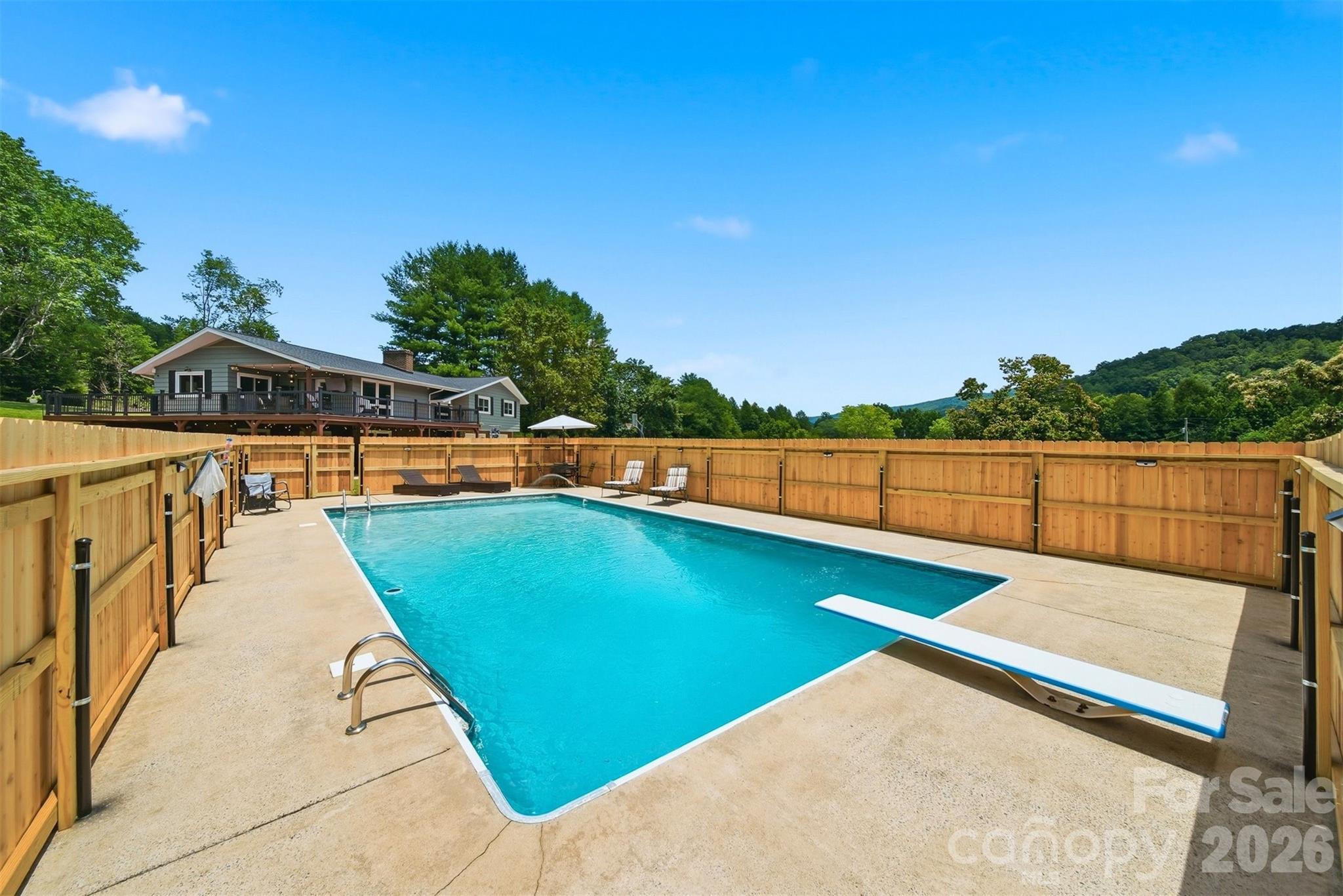 2411 Robertson Lane — Lenoir