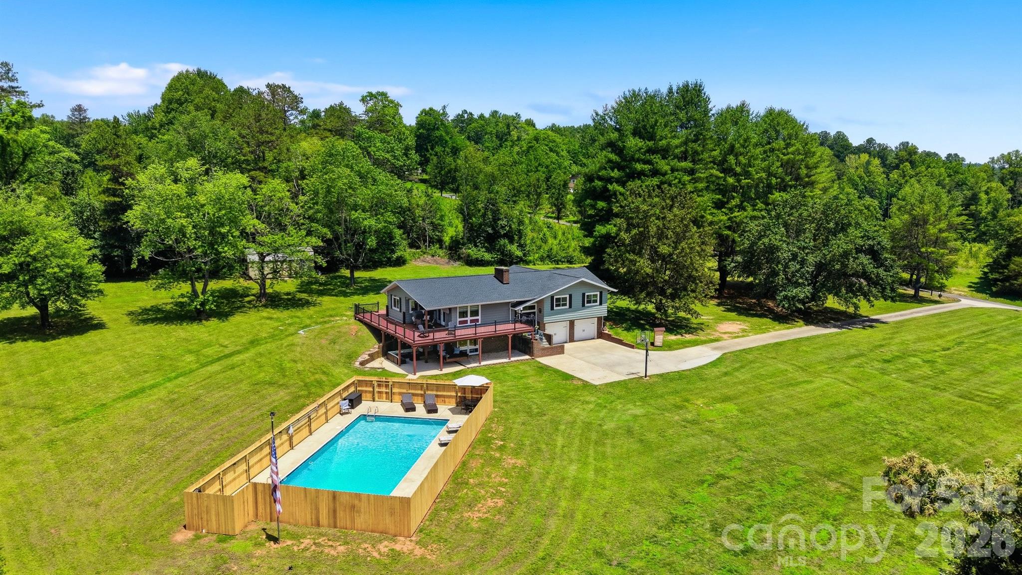 2411 Robertson Lane — Lenoir