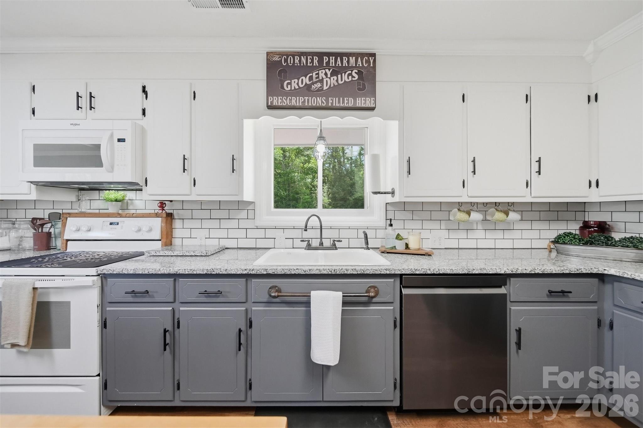 2411 Robertson Lane — Lenoir