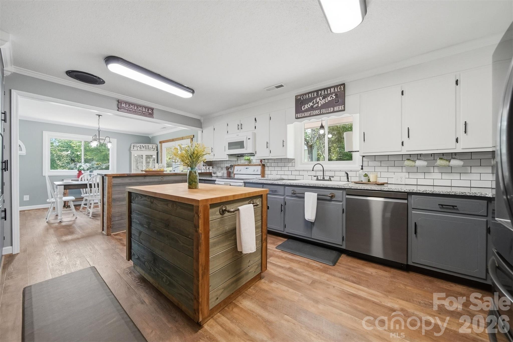 2411 Robertson Lane — Lenoir