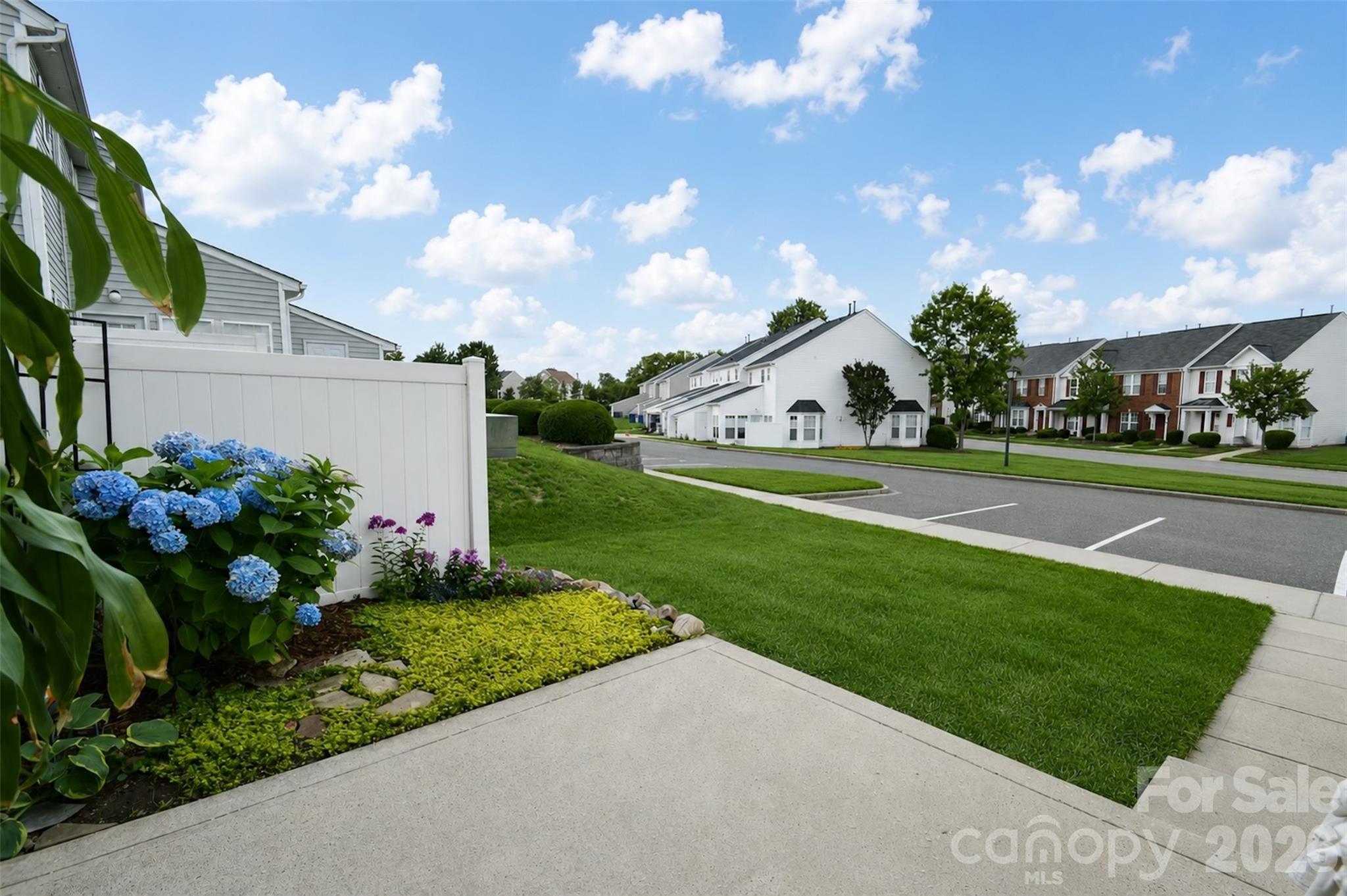 4913 Sunburst Lane — Charlotte