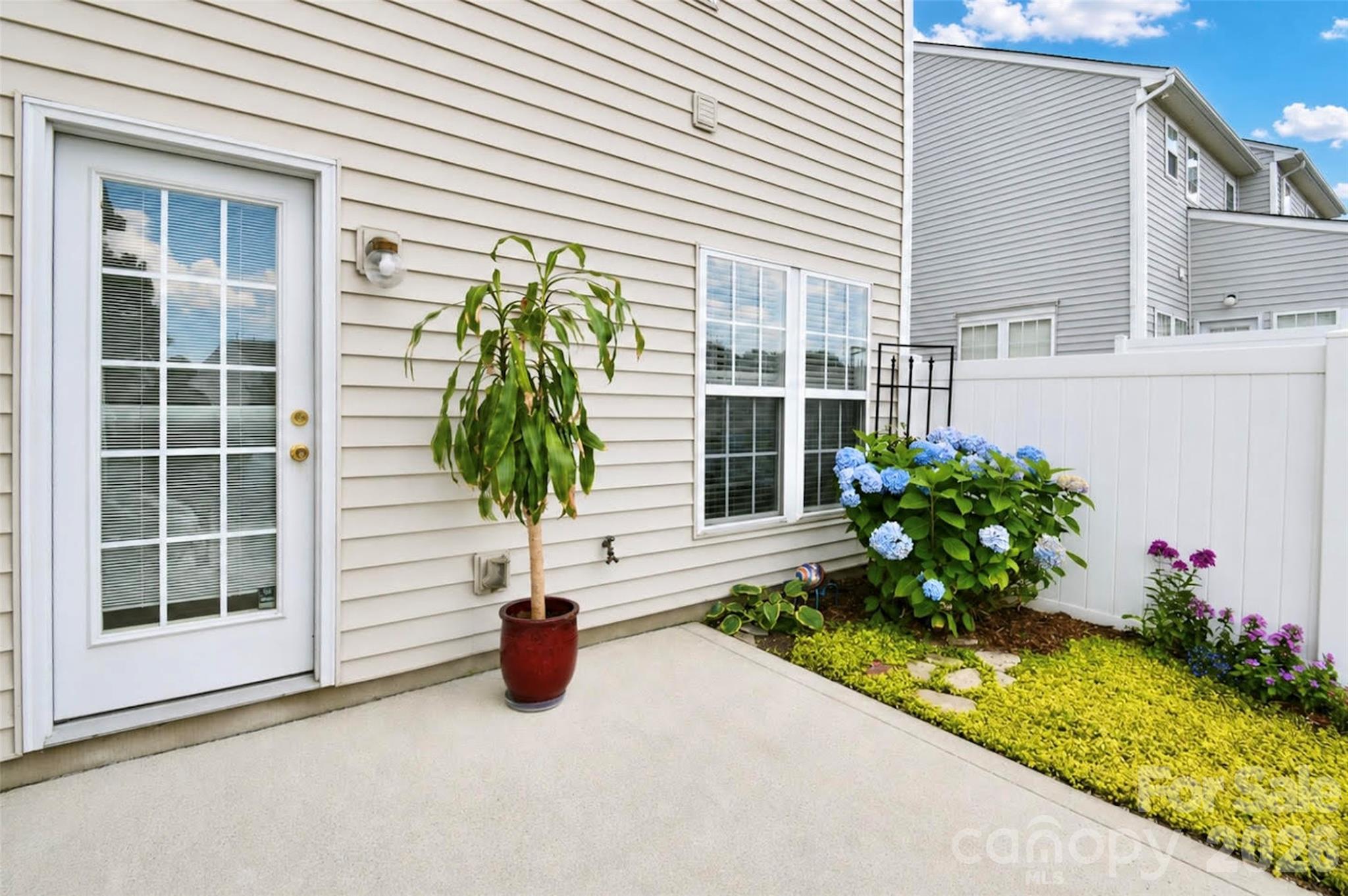 4913 Sunburst Lane — Charlotte
