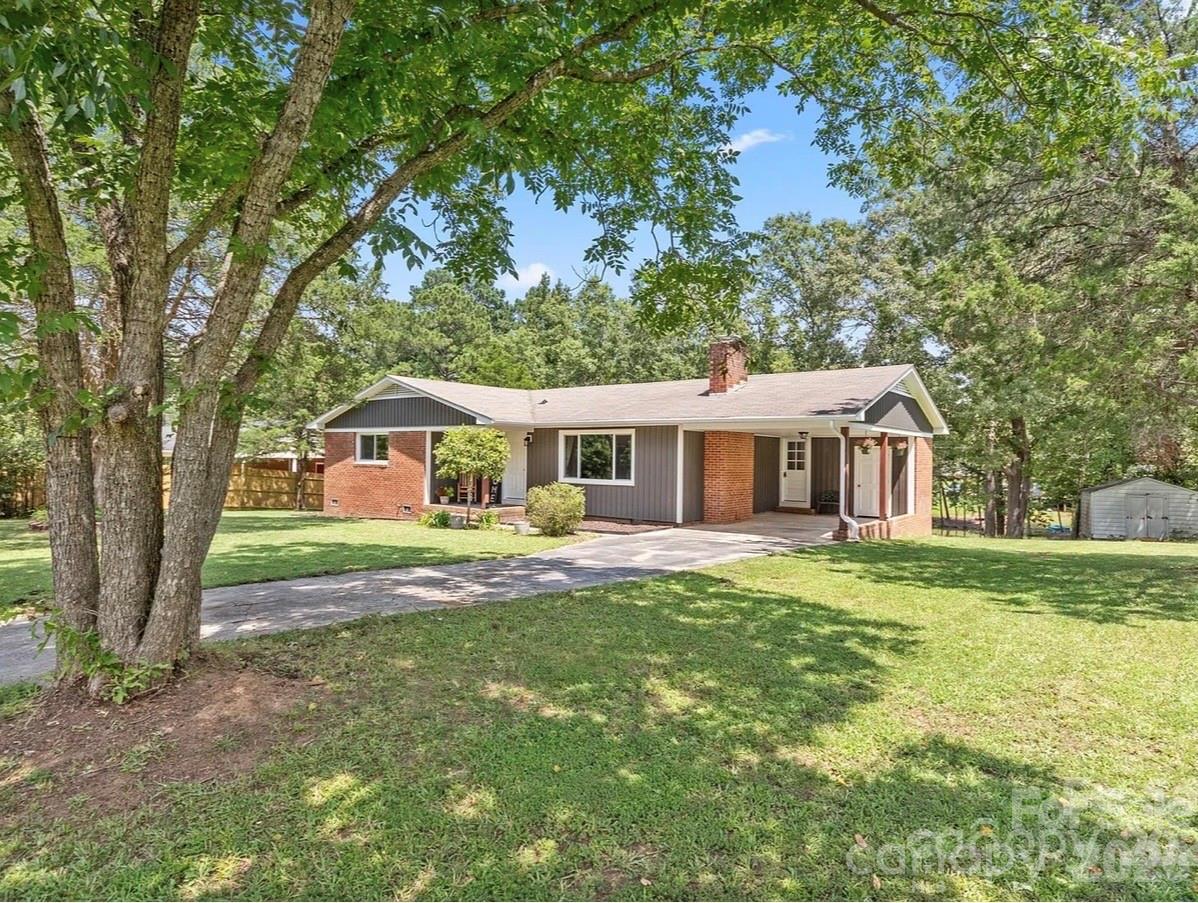 2179 Green Peach Road — Lancaster