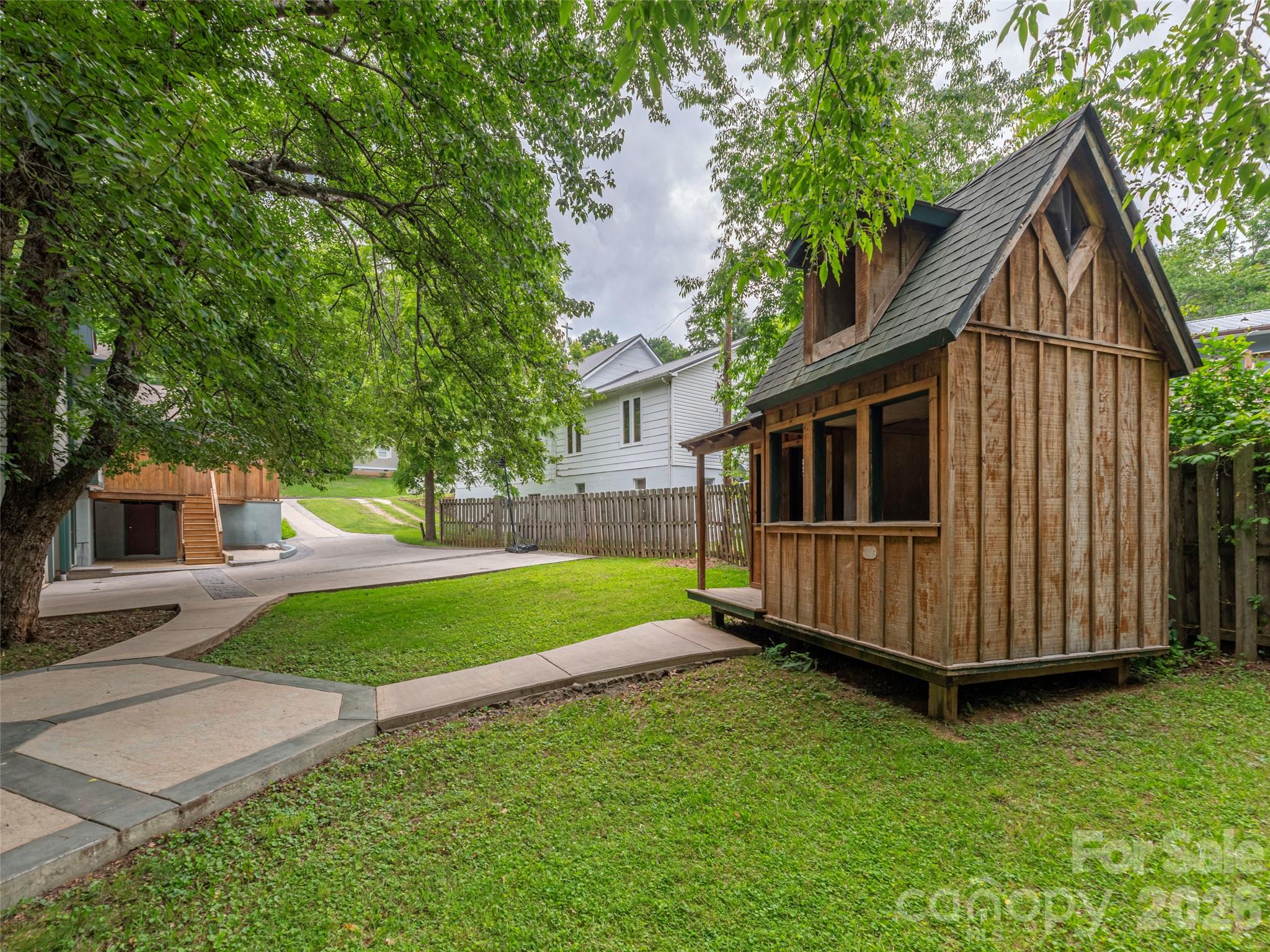 136 Assembly Street — Waynesville
