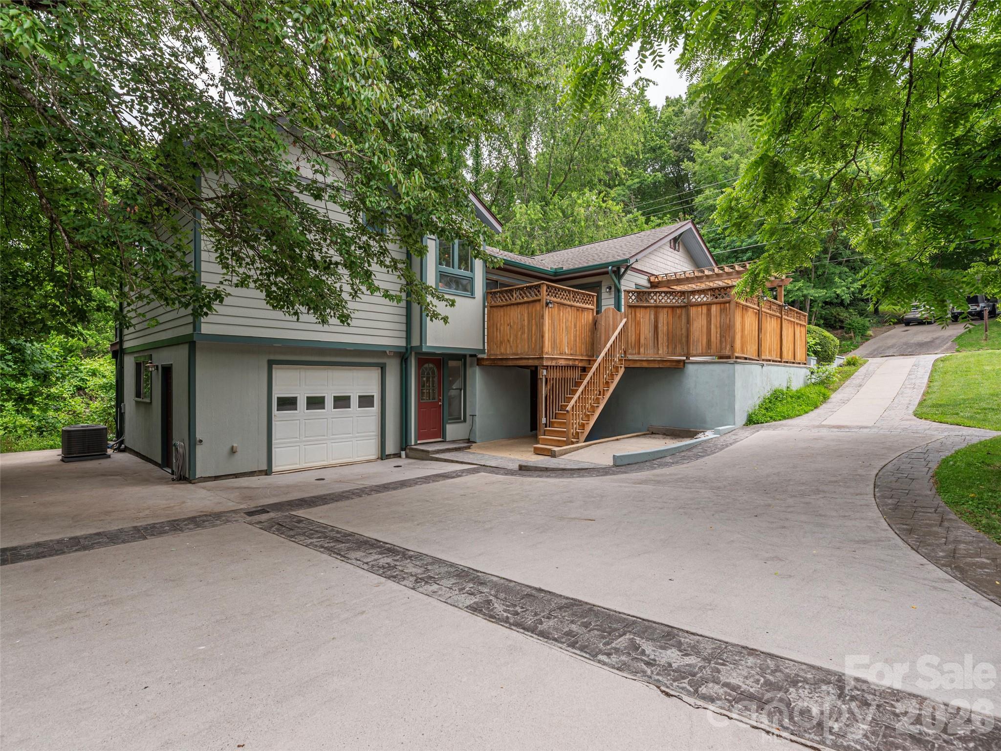 136 Assembly Street — Waynesville