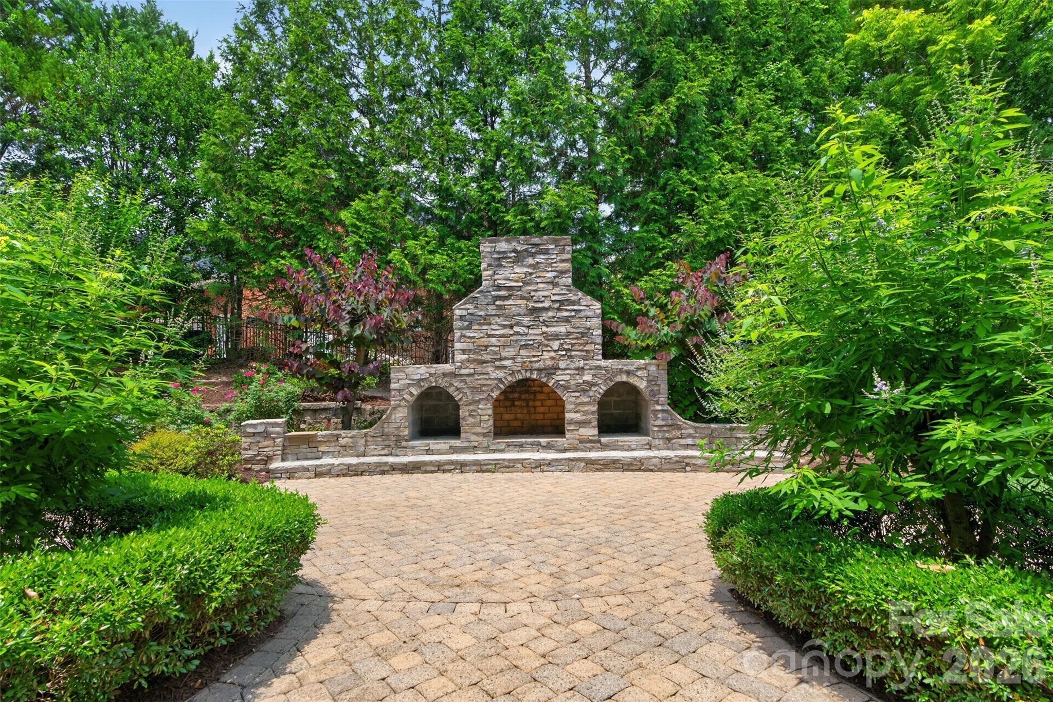 2132 Foxcroft Woods Lane — Charlotte