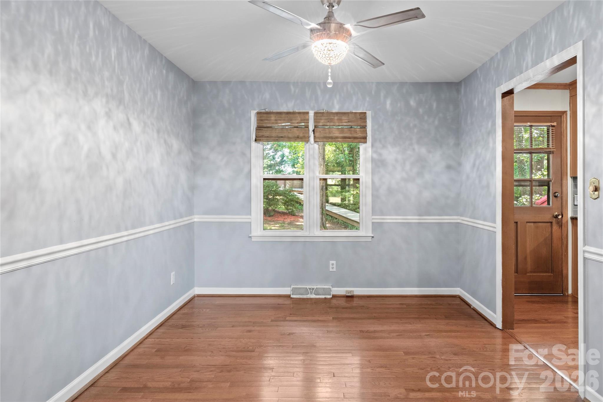 1106 Kelwyn Lane — Lewisville