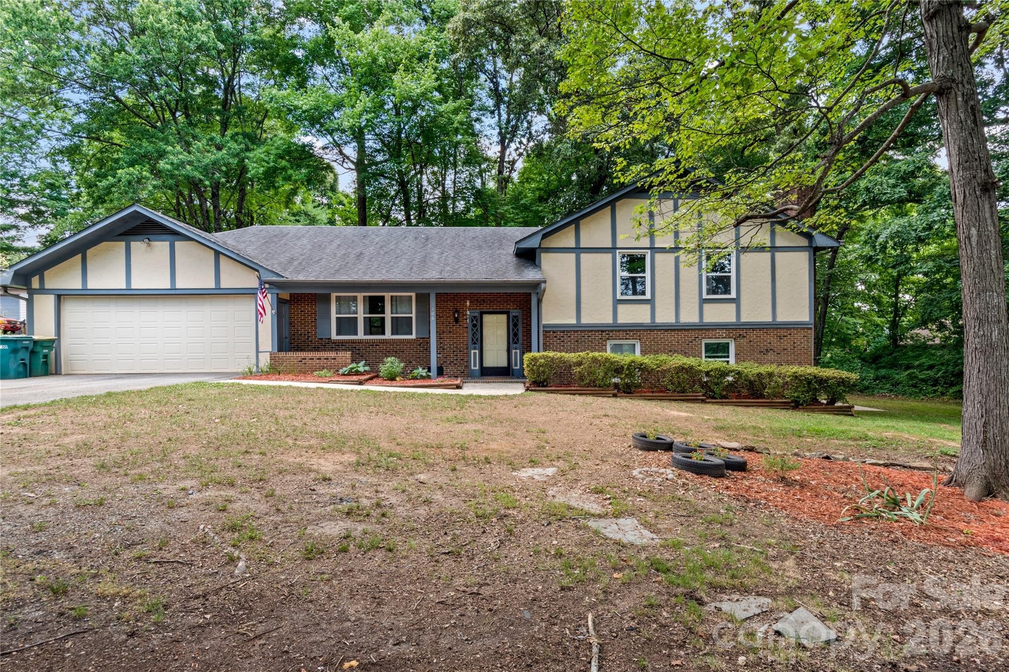 1106 Kelwyn Lane — Lewisville