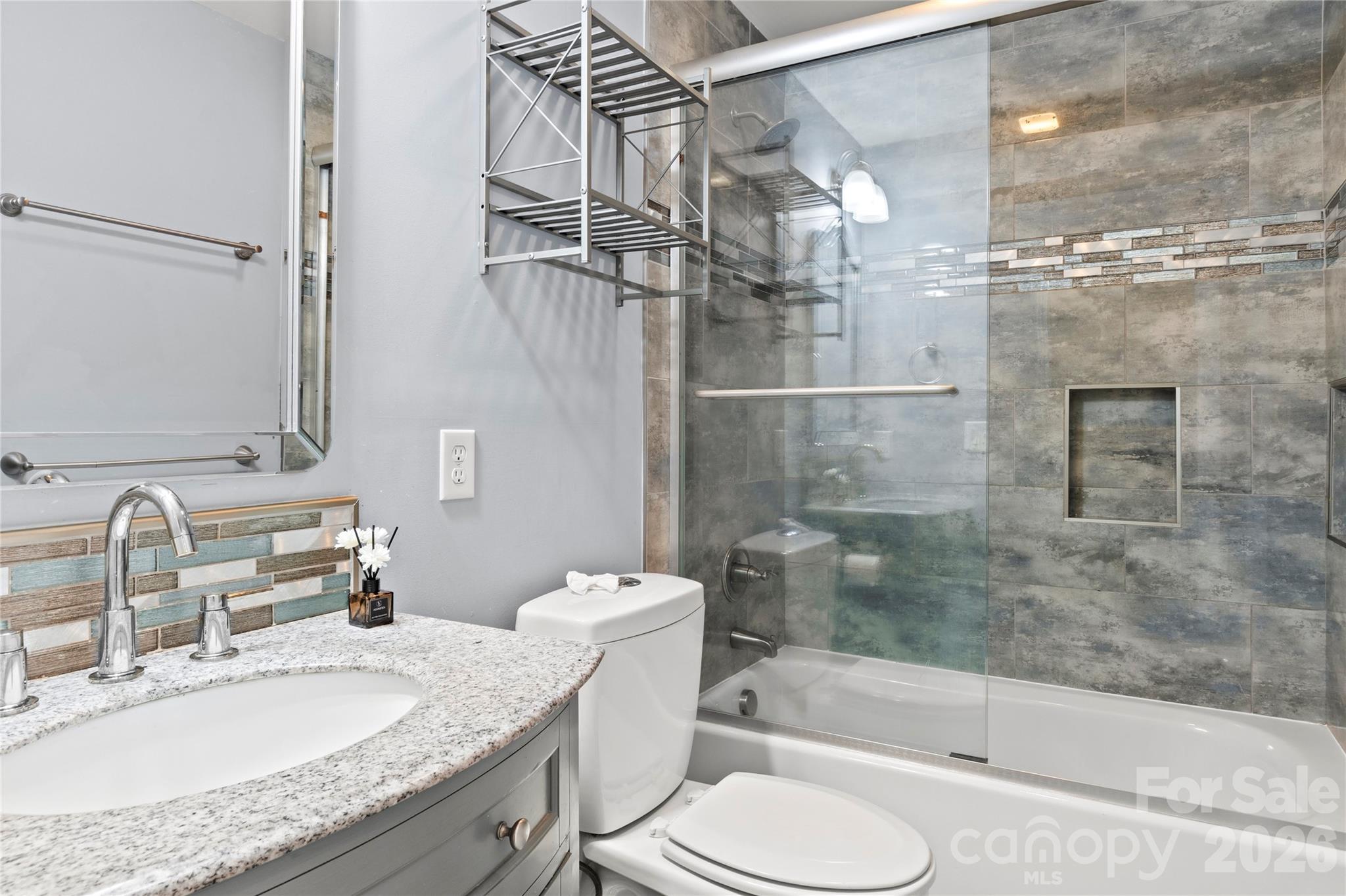 1106 Kelwyn Lane — Lewisville