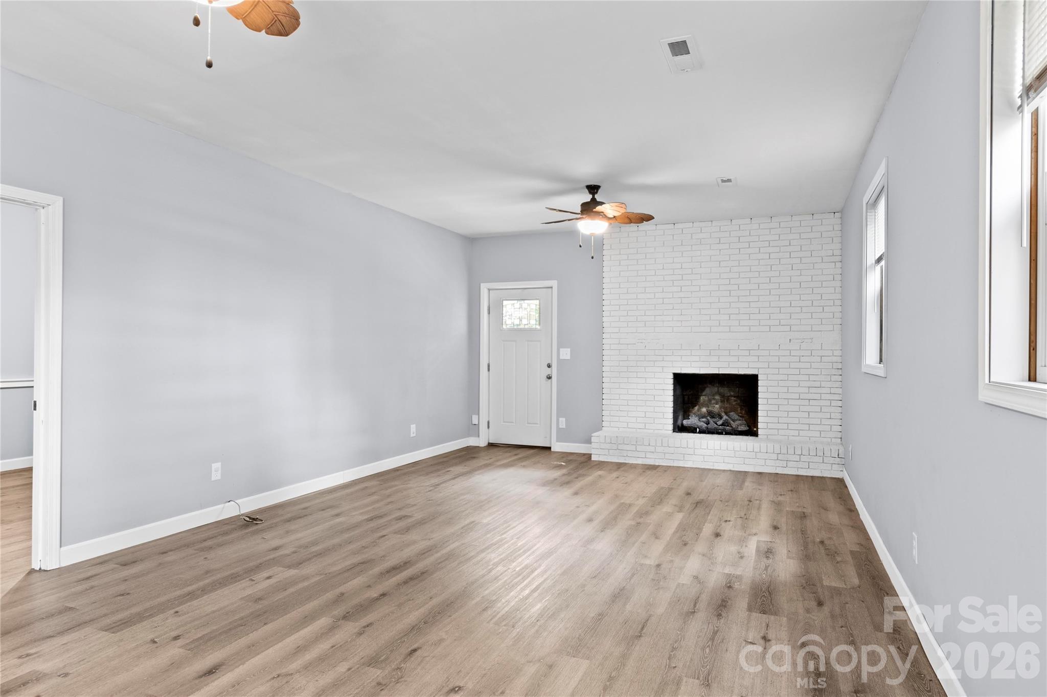 1106 Kelwyn Lane — Lewisville