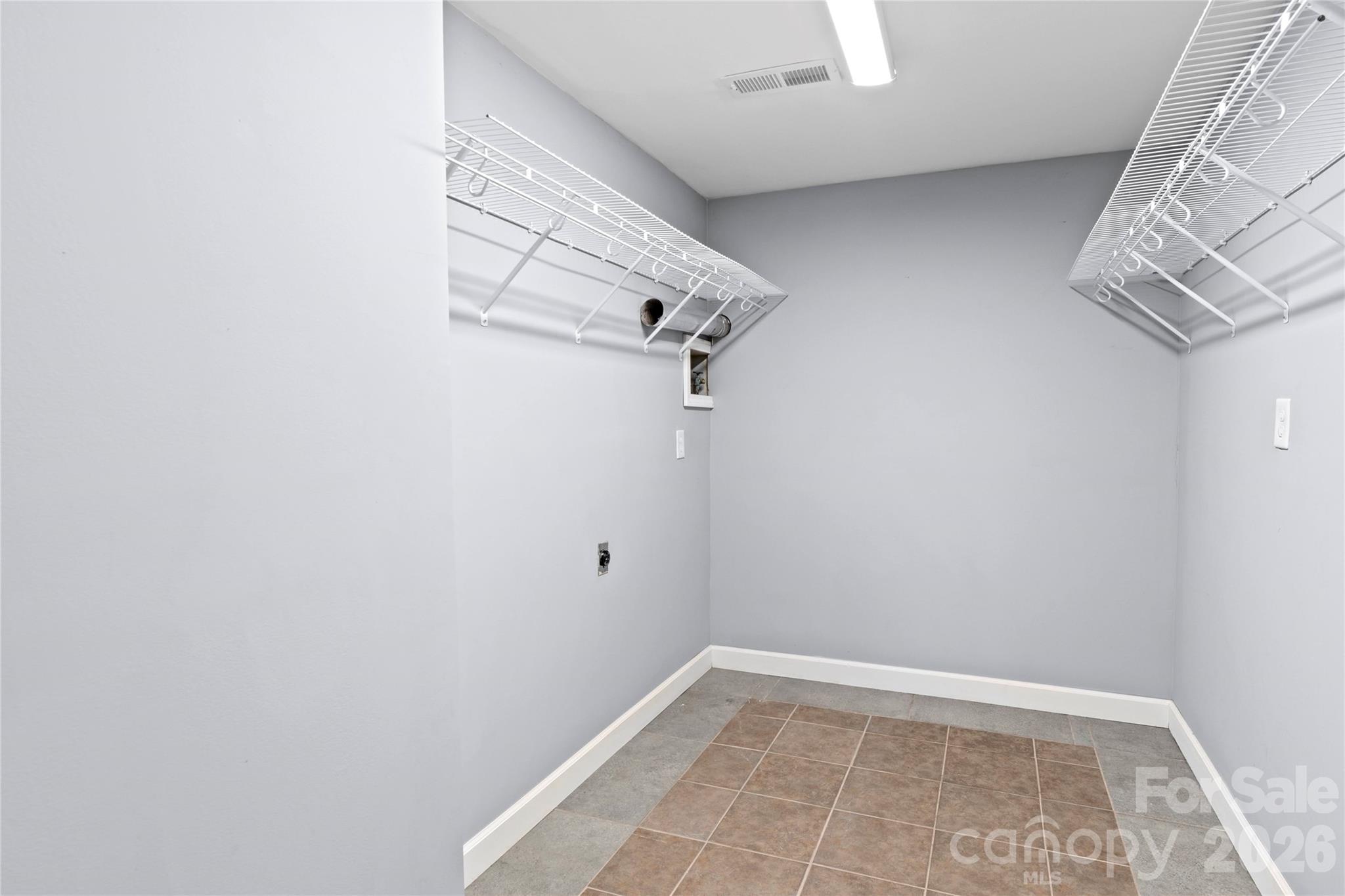 1106 Kelwyn Lane — Lewisville