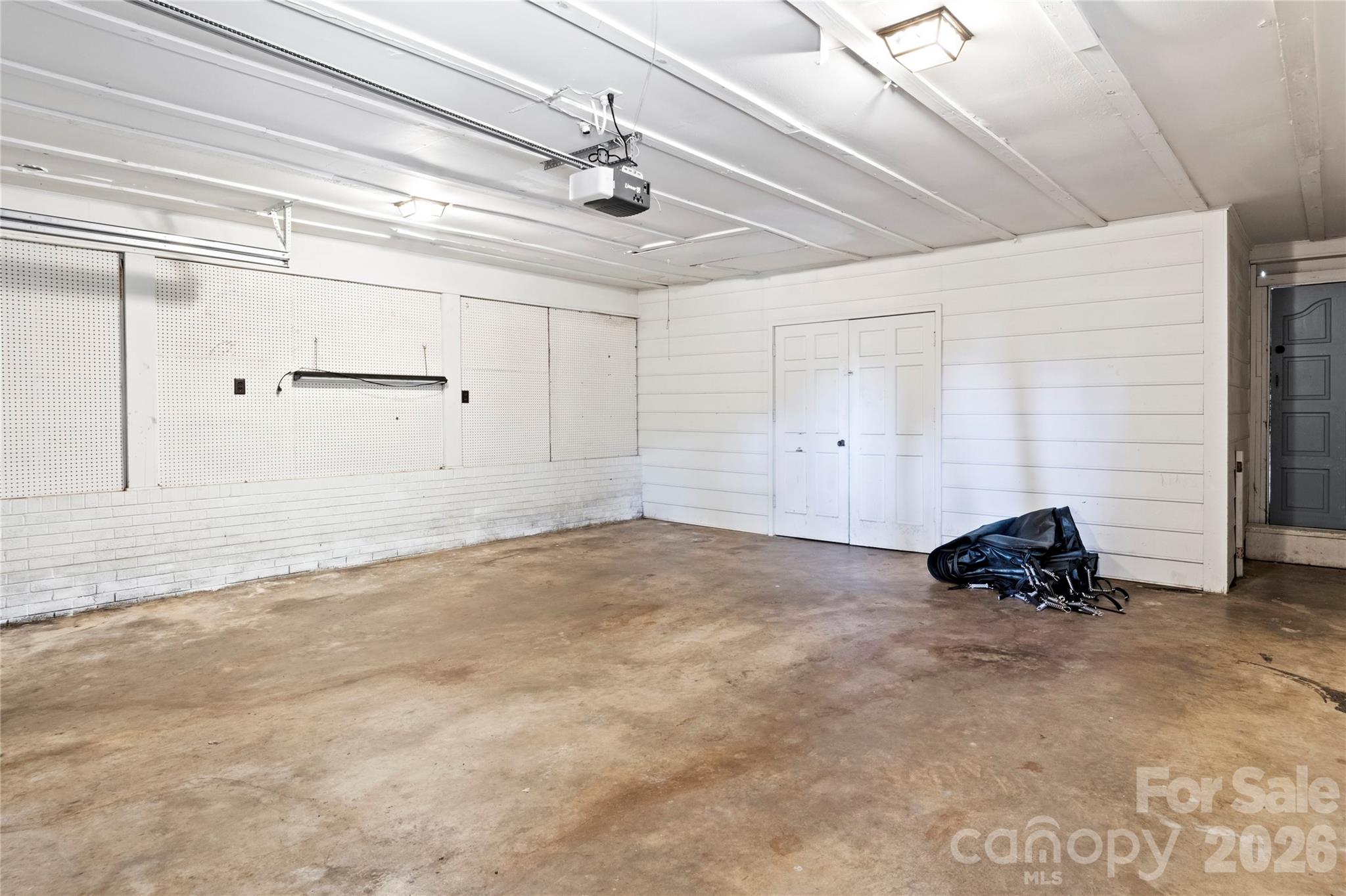 1106 Kelwyn Lane — Lewisville