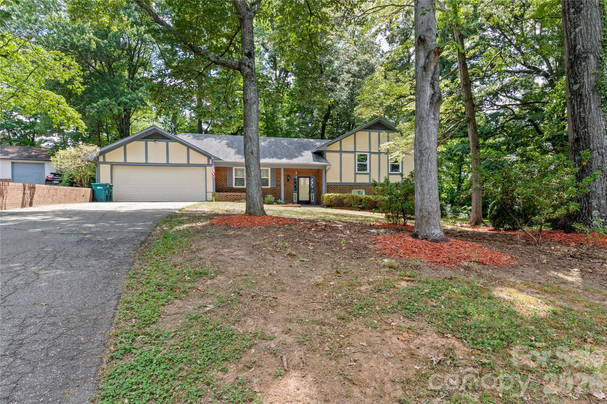 1106 Kelwyn Lane — Lewisville