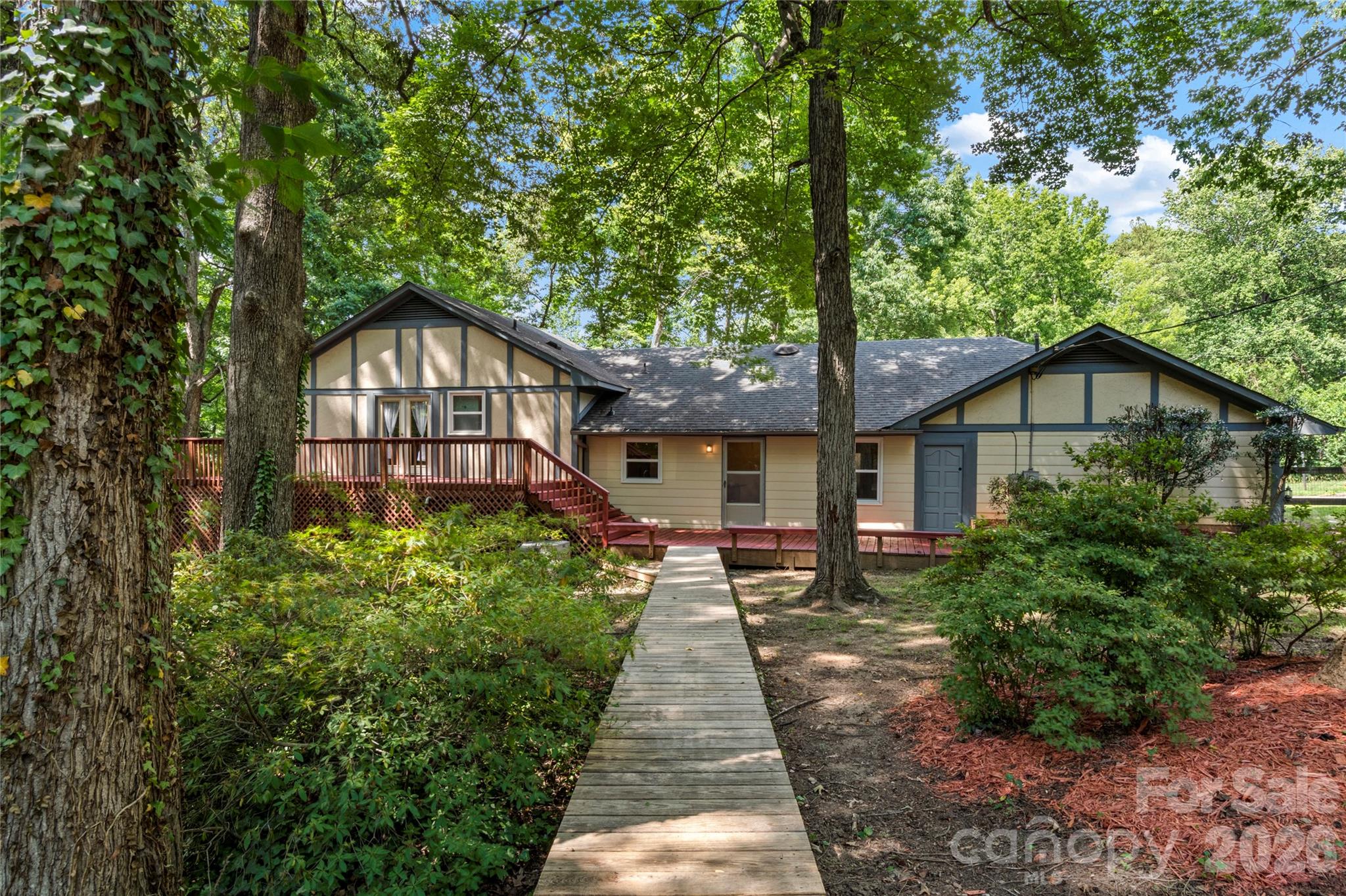 1106 Kelwyn Lane — Lewisville