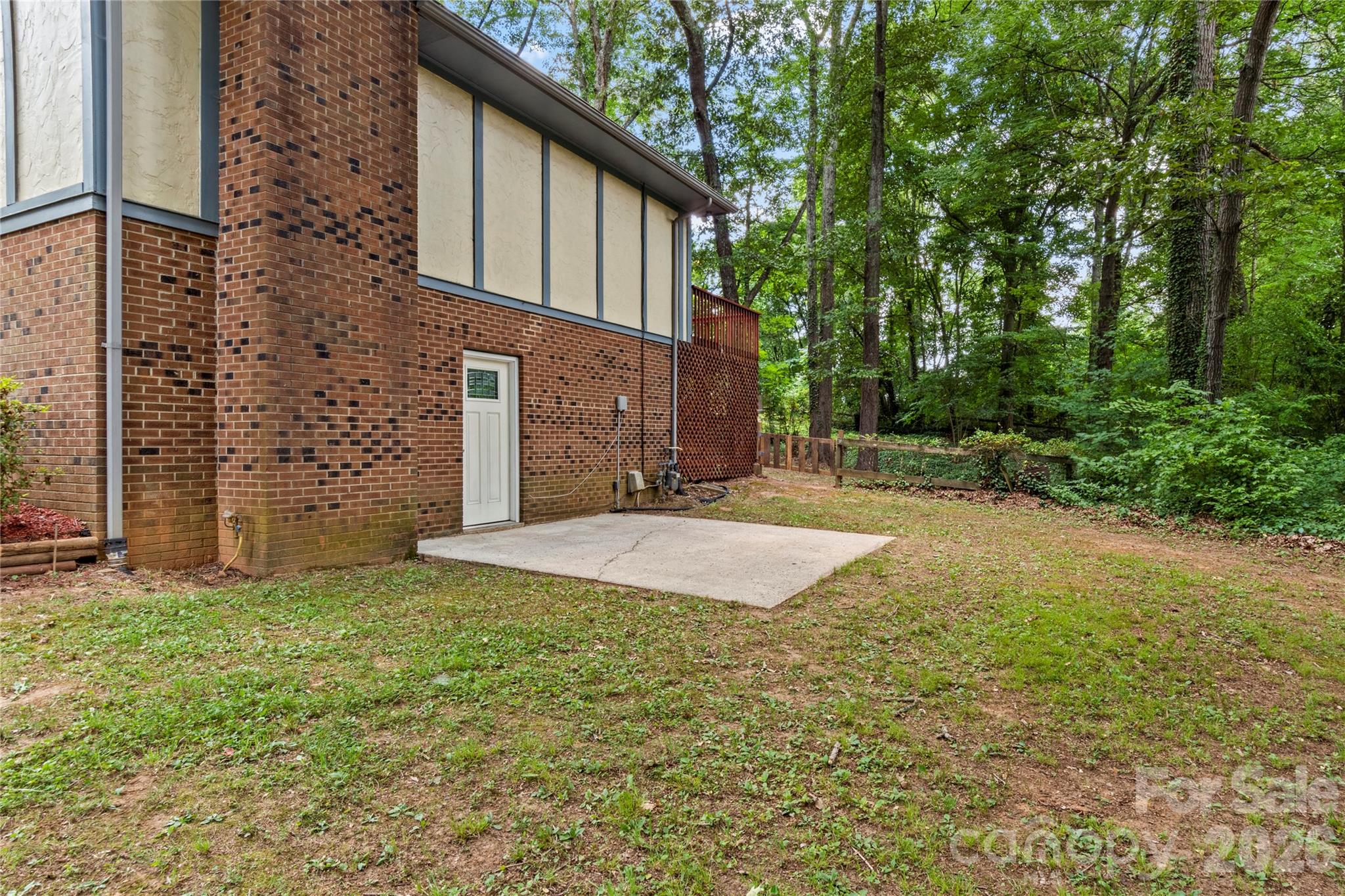1106 Kelwyn Lane — Lewisville
