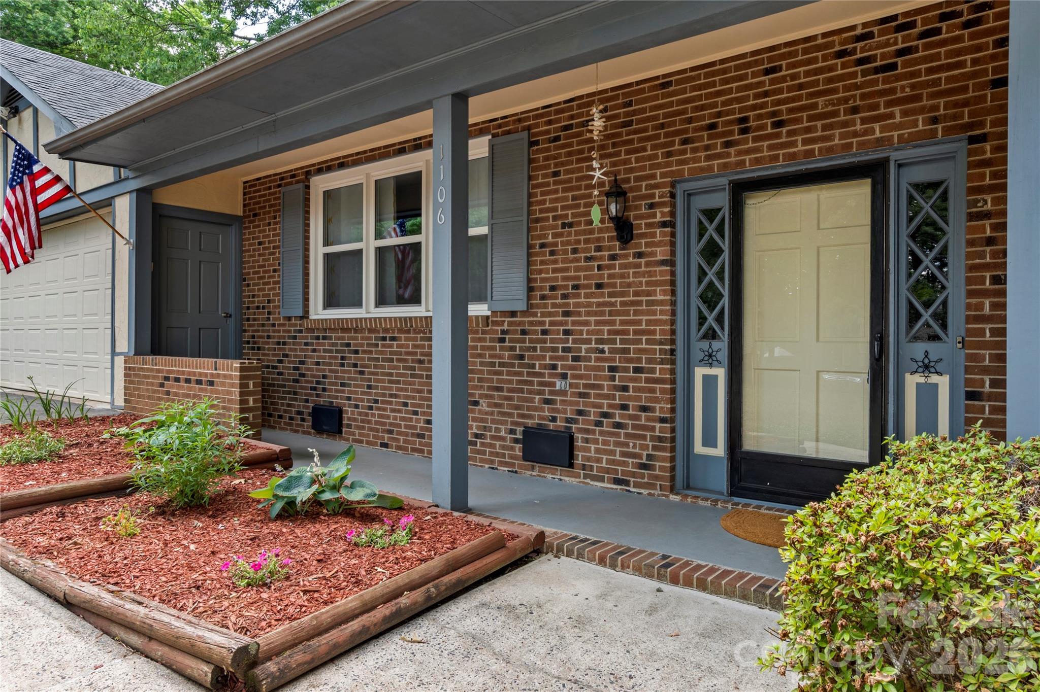 1106 Kelwyn Lane — Lewisville