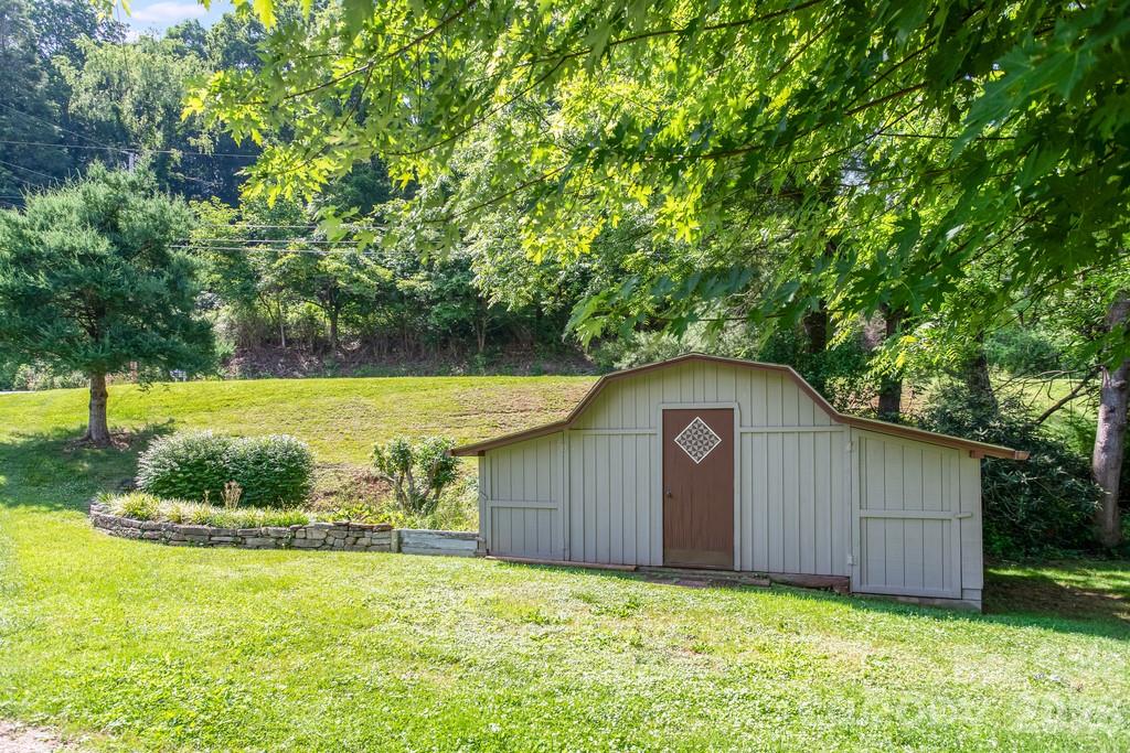 293 Dillardtown Road — Sylva