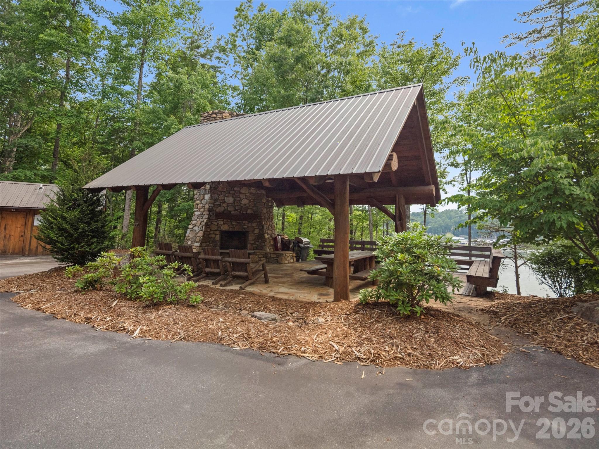 425 Dockside Drive — Nebo