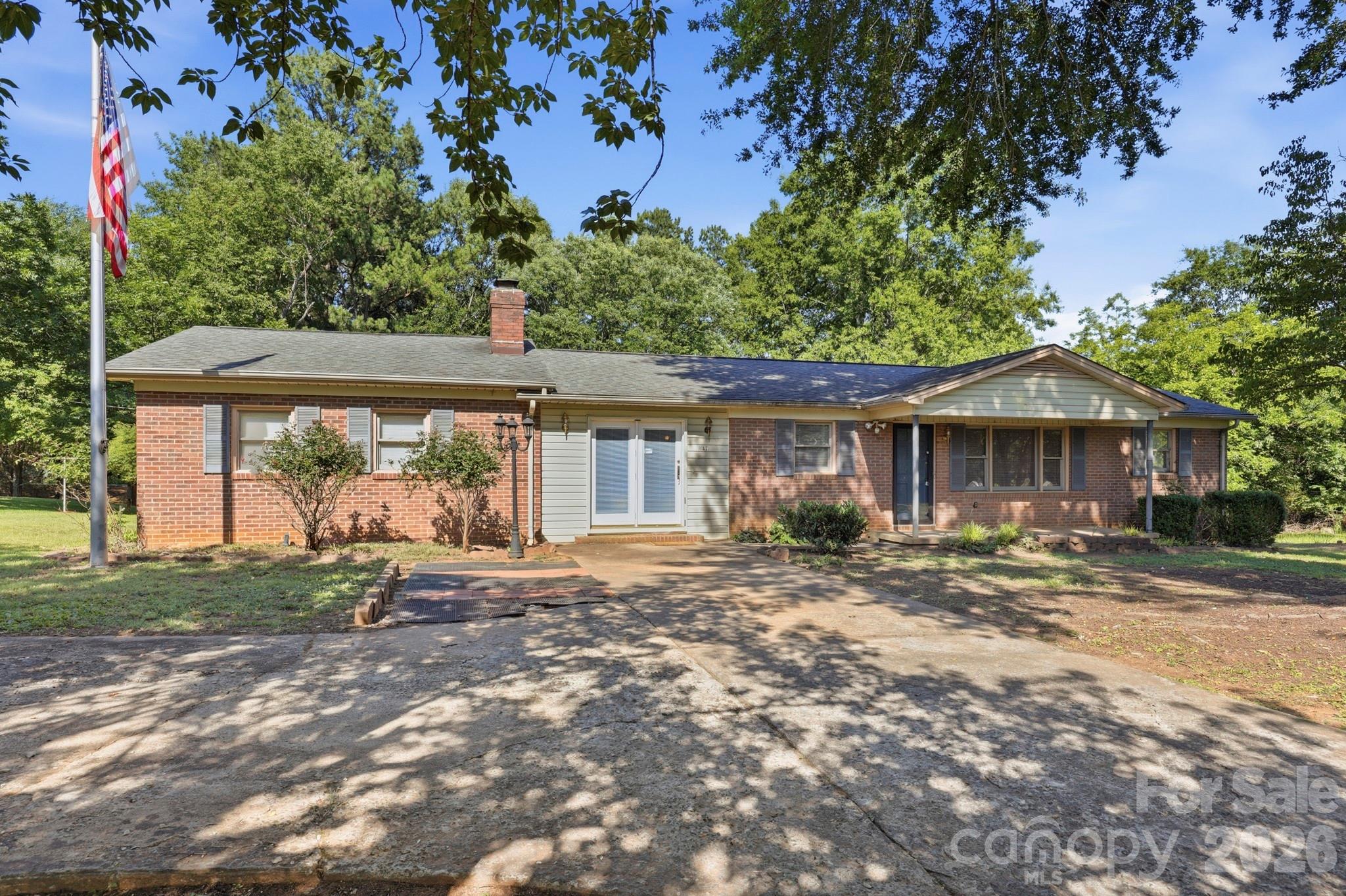 137 Matheny Street — Forest City