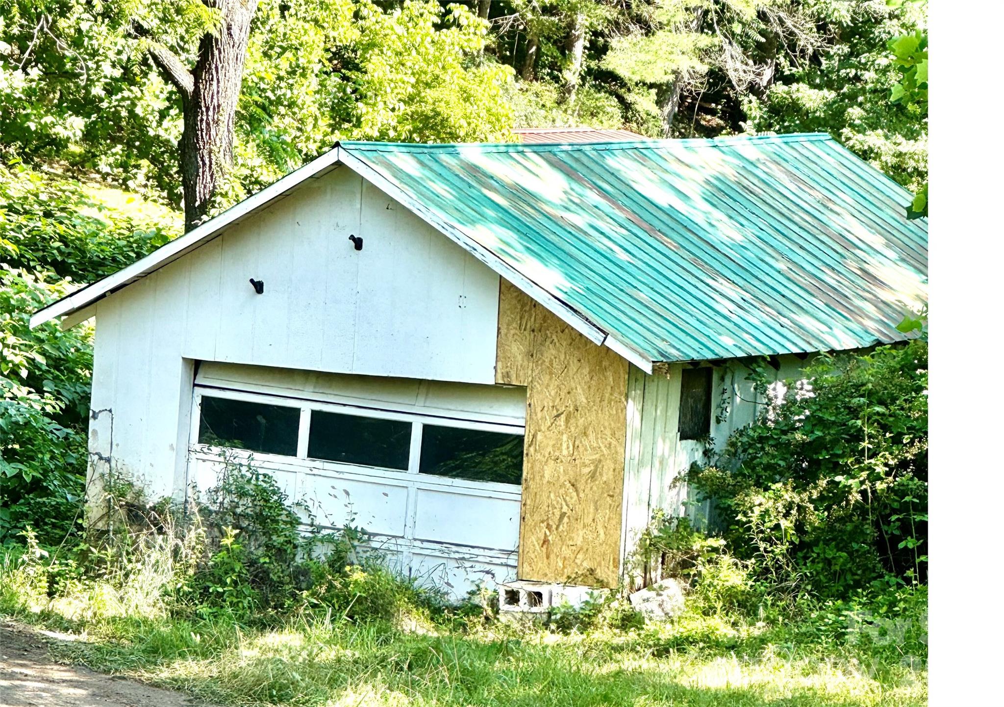 8 White Oak Drive — Leicester