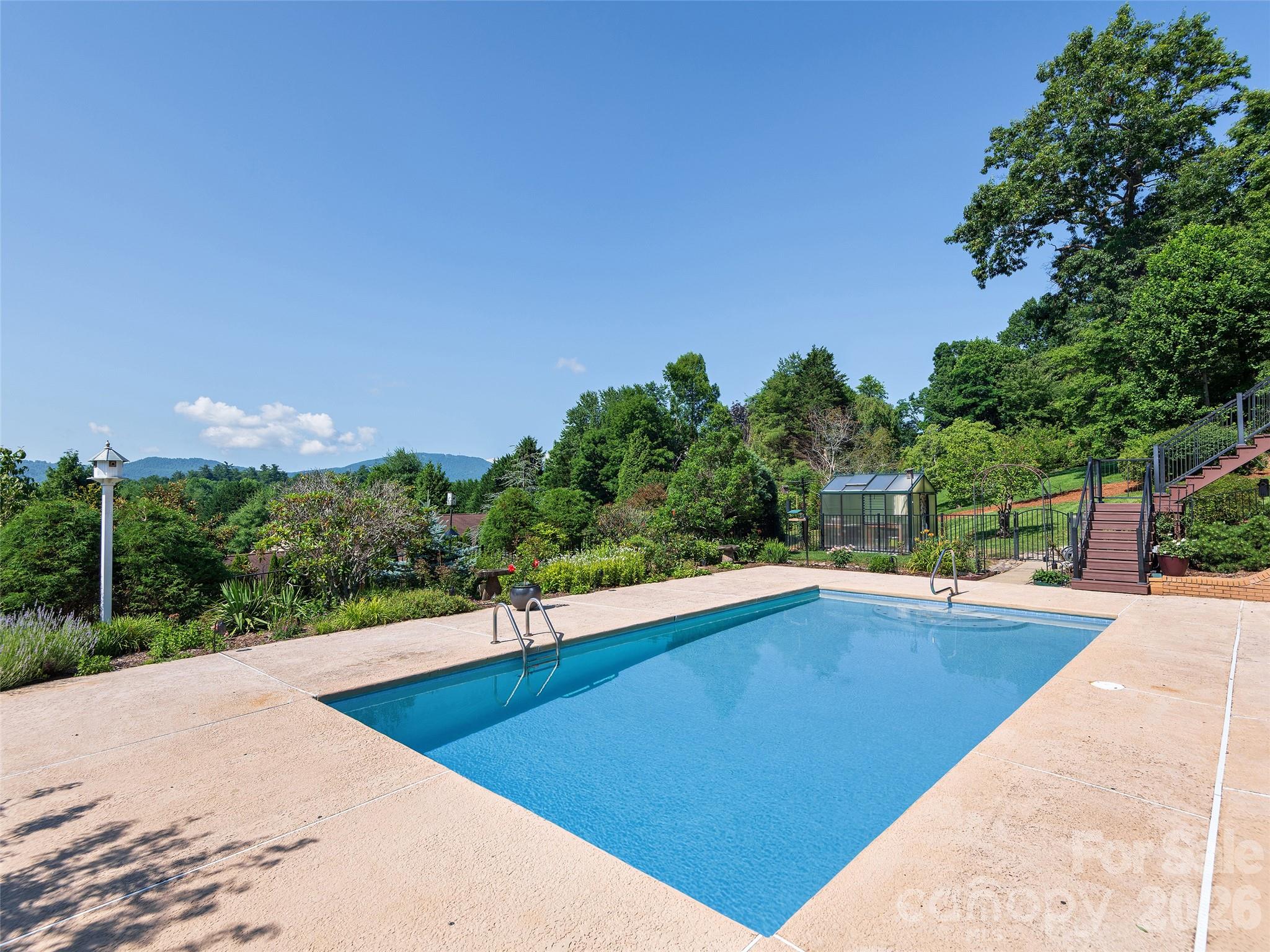 18 Thornapple Drive — Hendersonville
